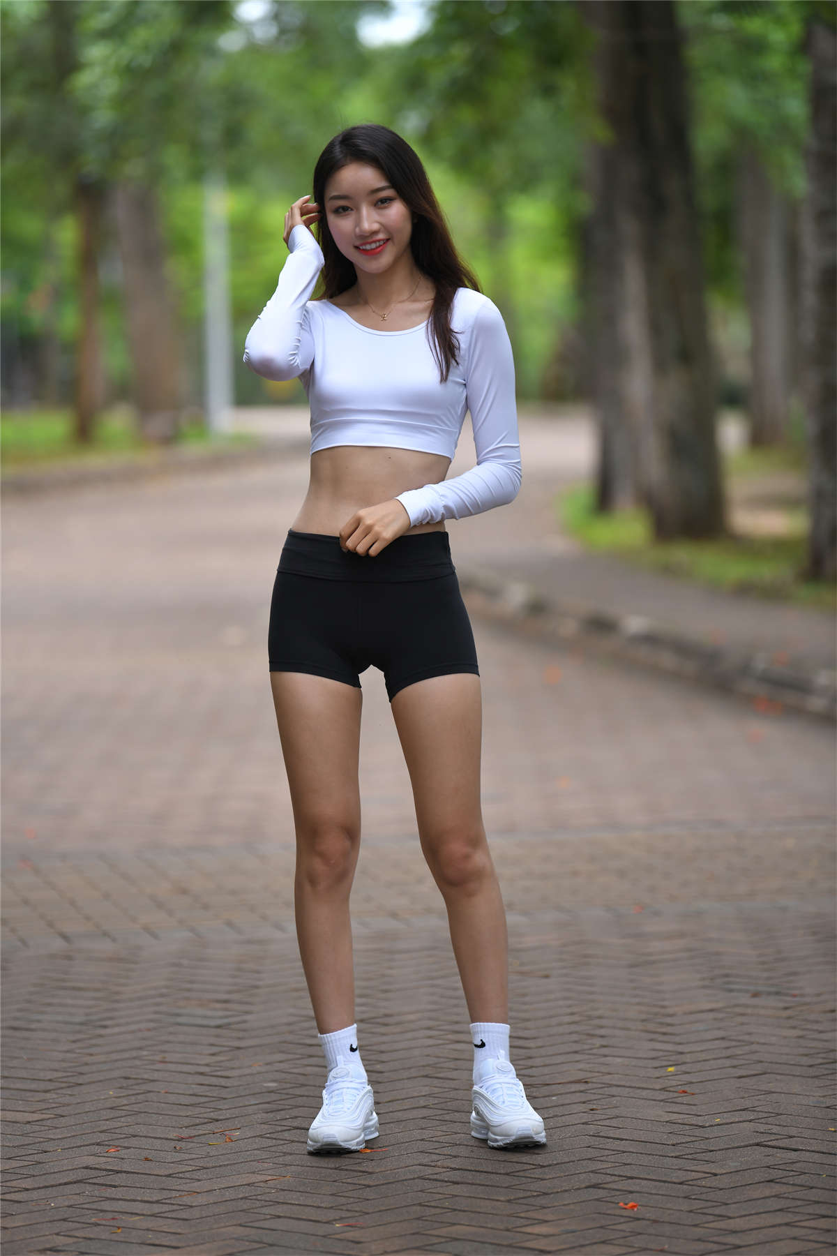 图片[2]-咔喳旅拍 萌萌黑色紧身短裤街-日更街拍