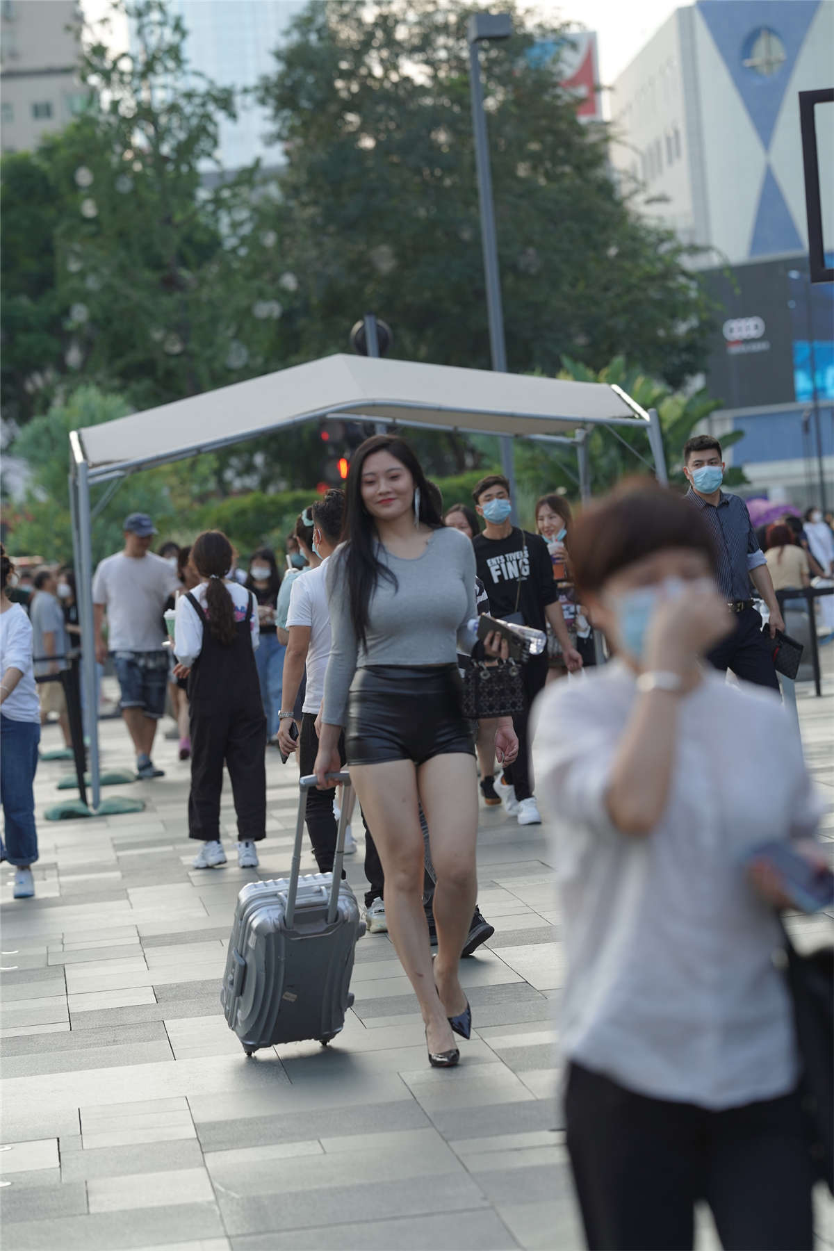 图片[2]-飒爽靓丽皮短裤-日更街拍