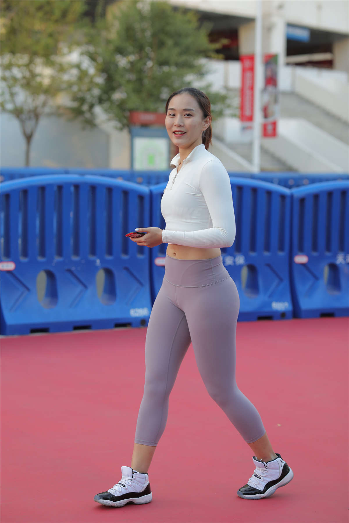 图片[2]-[魔镜原创摄影]凯恩街拍作品 搭讪紫色瑜伽裤女士-日更街拍