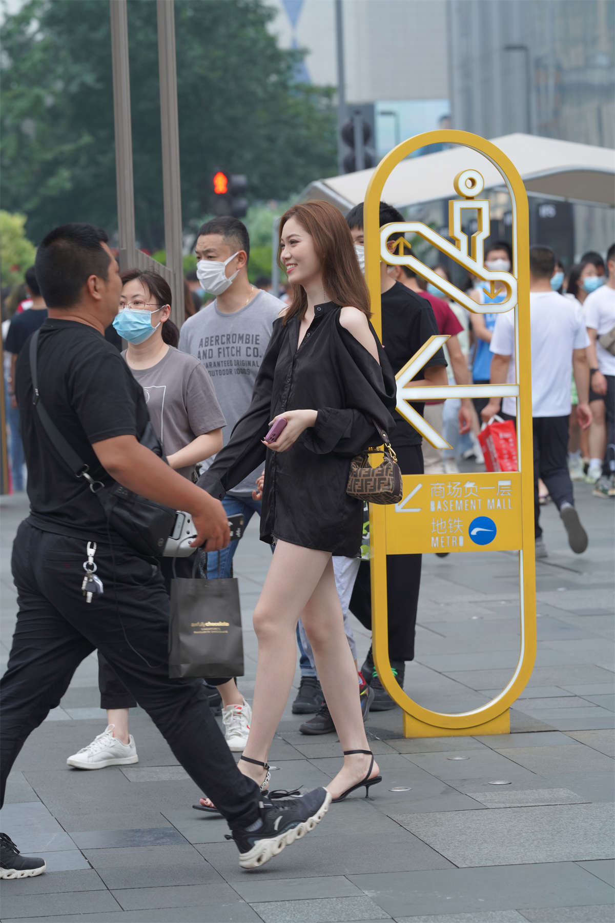 图片[2]-靓丽衬衫消失装-日更街拍