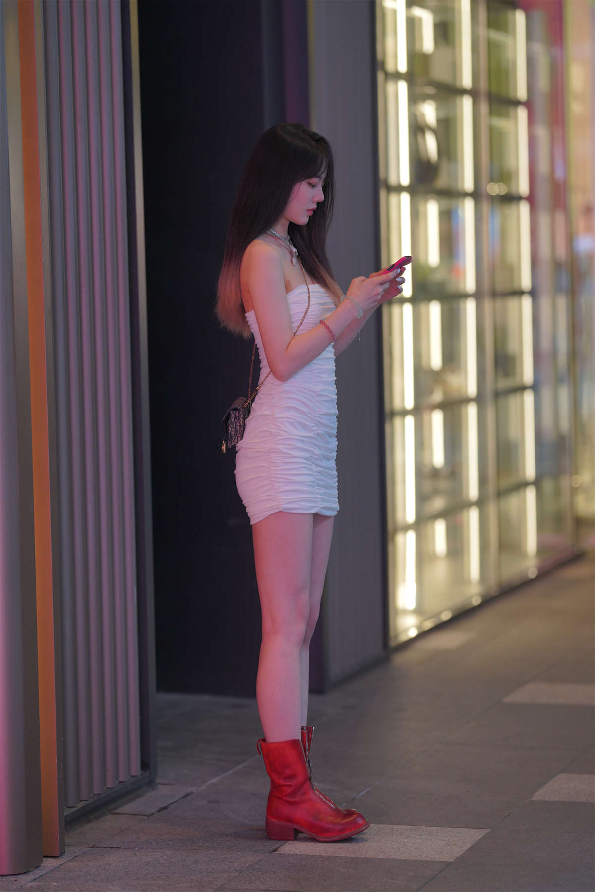 图片[2]-亮眼红色短靴-日更街拍