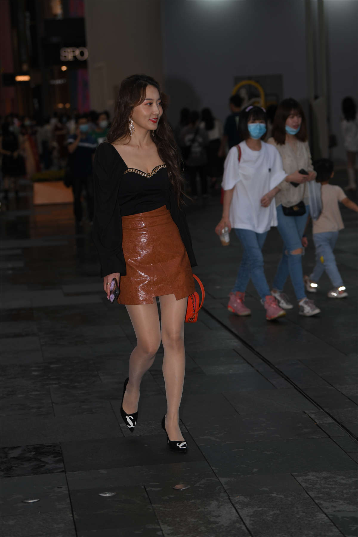 图片[2]-黄色皮裙肉丝美腿-日更街拍