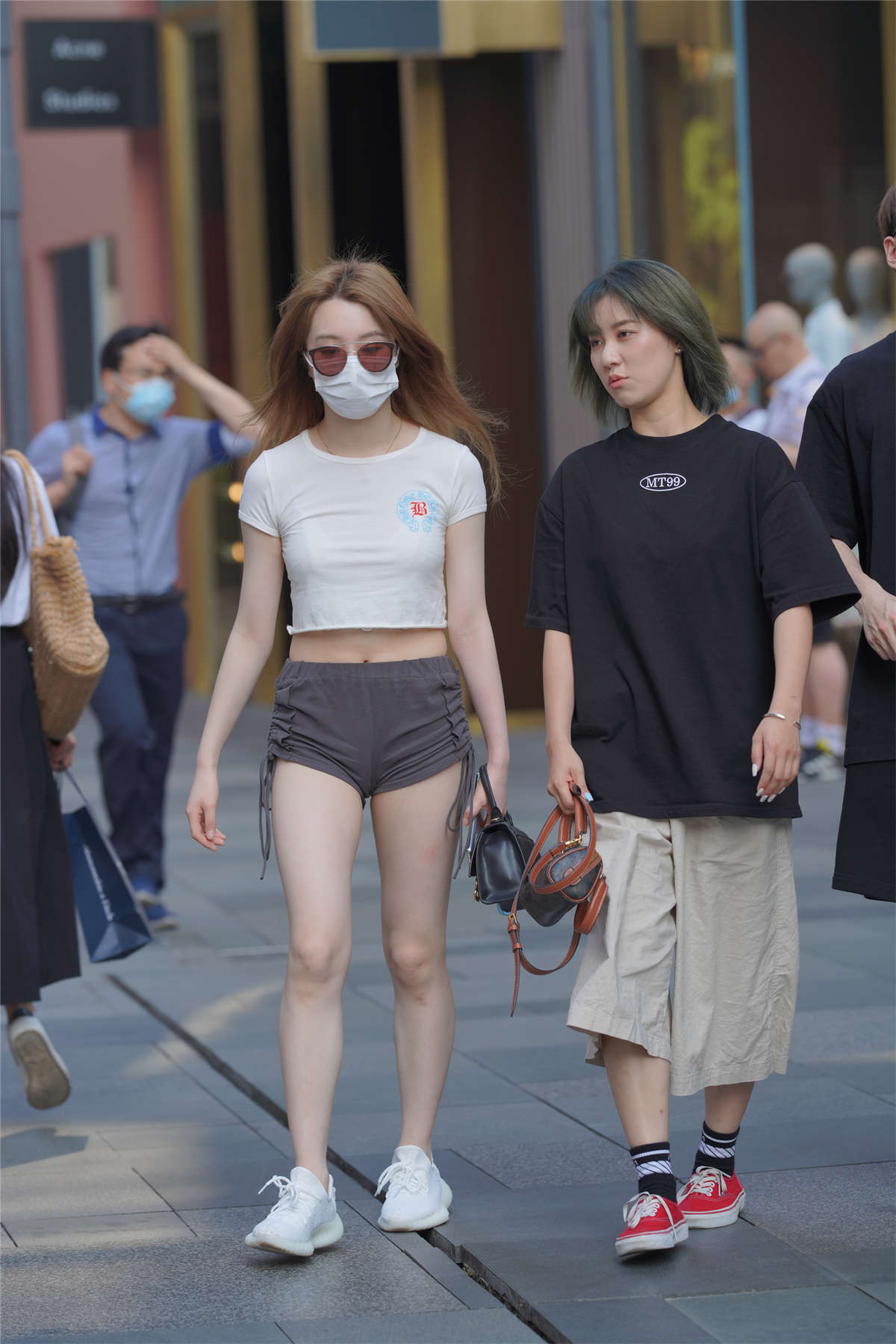 图片[2]-灰色热裤美腿白嫩-日更街拍