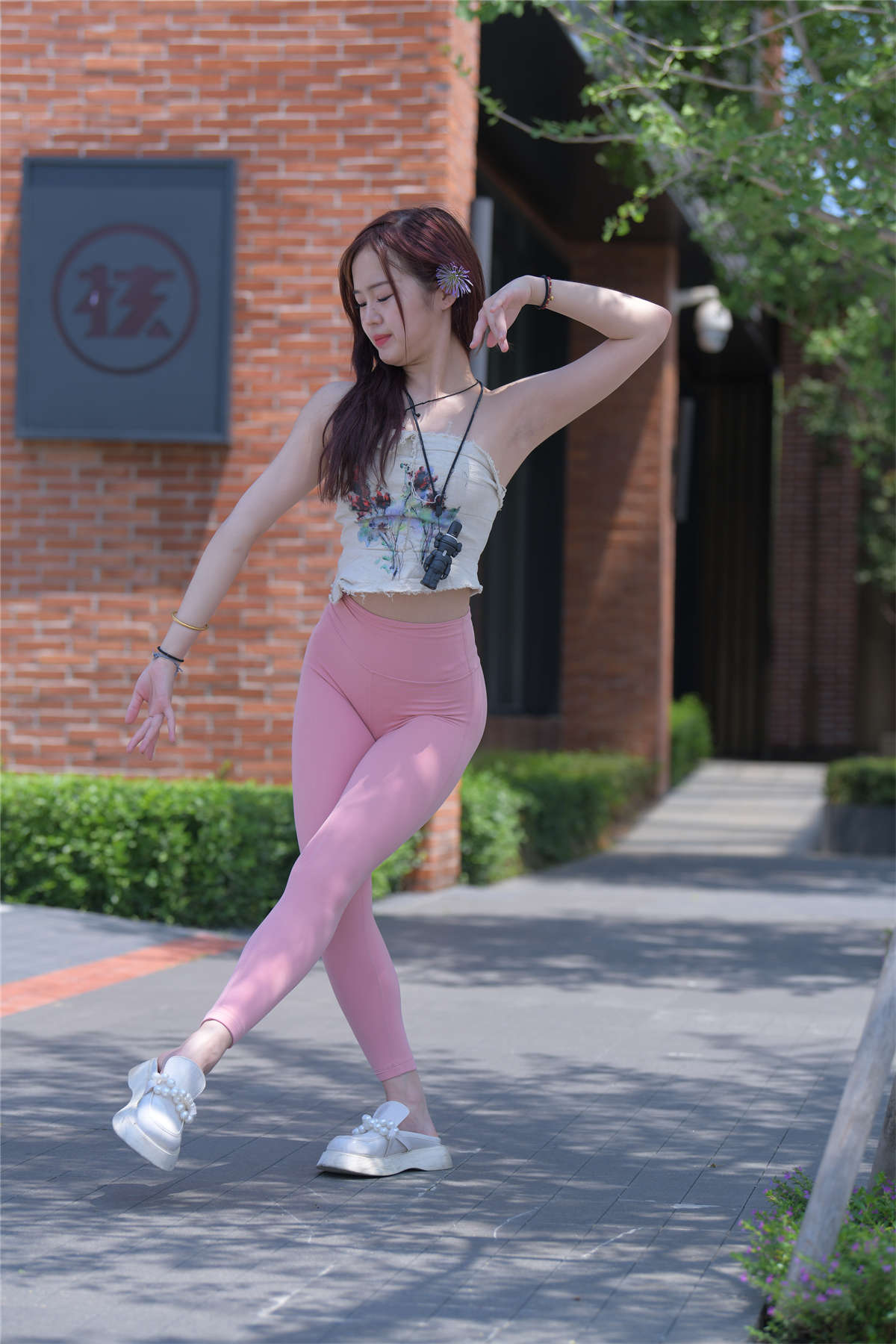 图片[2]-[魔镜原创摄影] 一始街拍作品 灵动的粉裤美眉-日更街拍