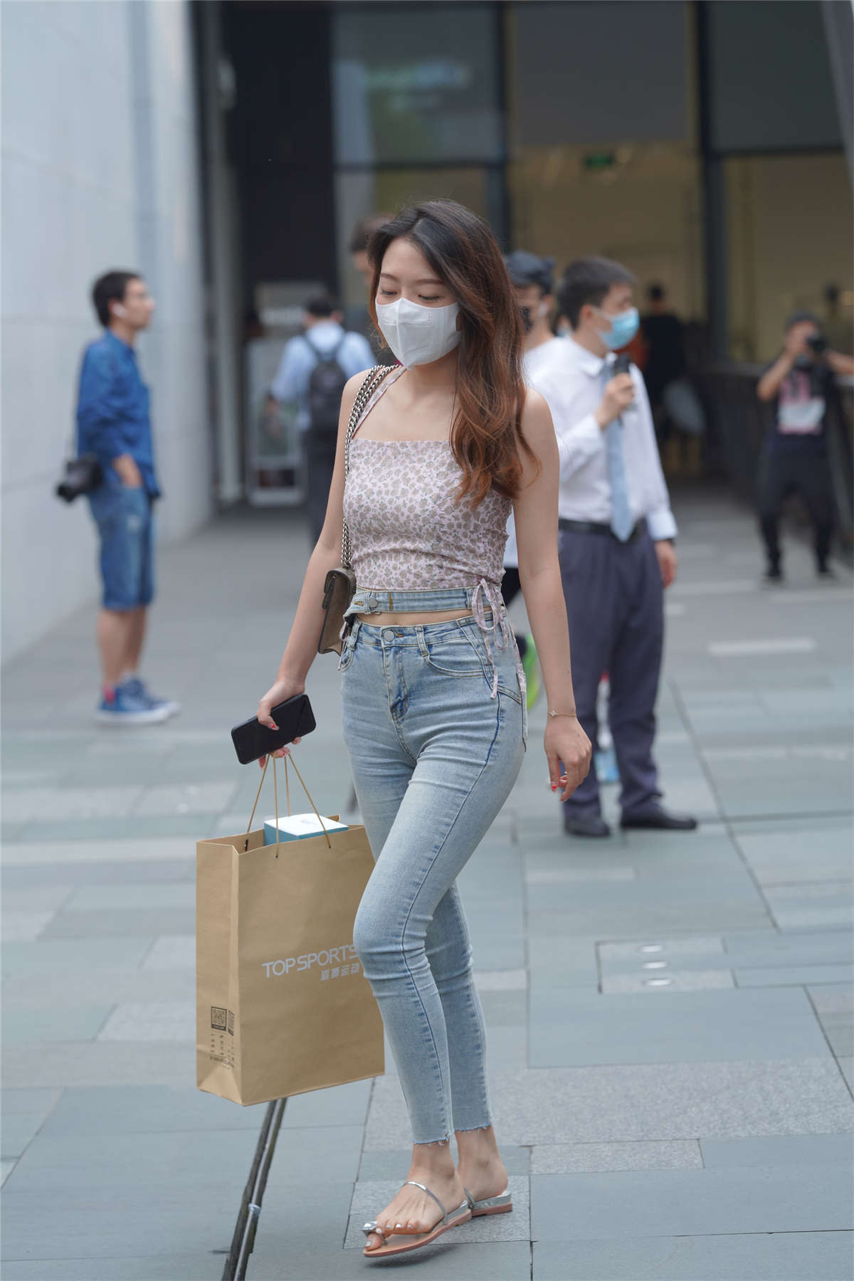 图片[2]-简约灰色牛仔裤-日更街拍