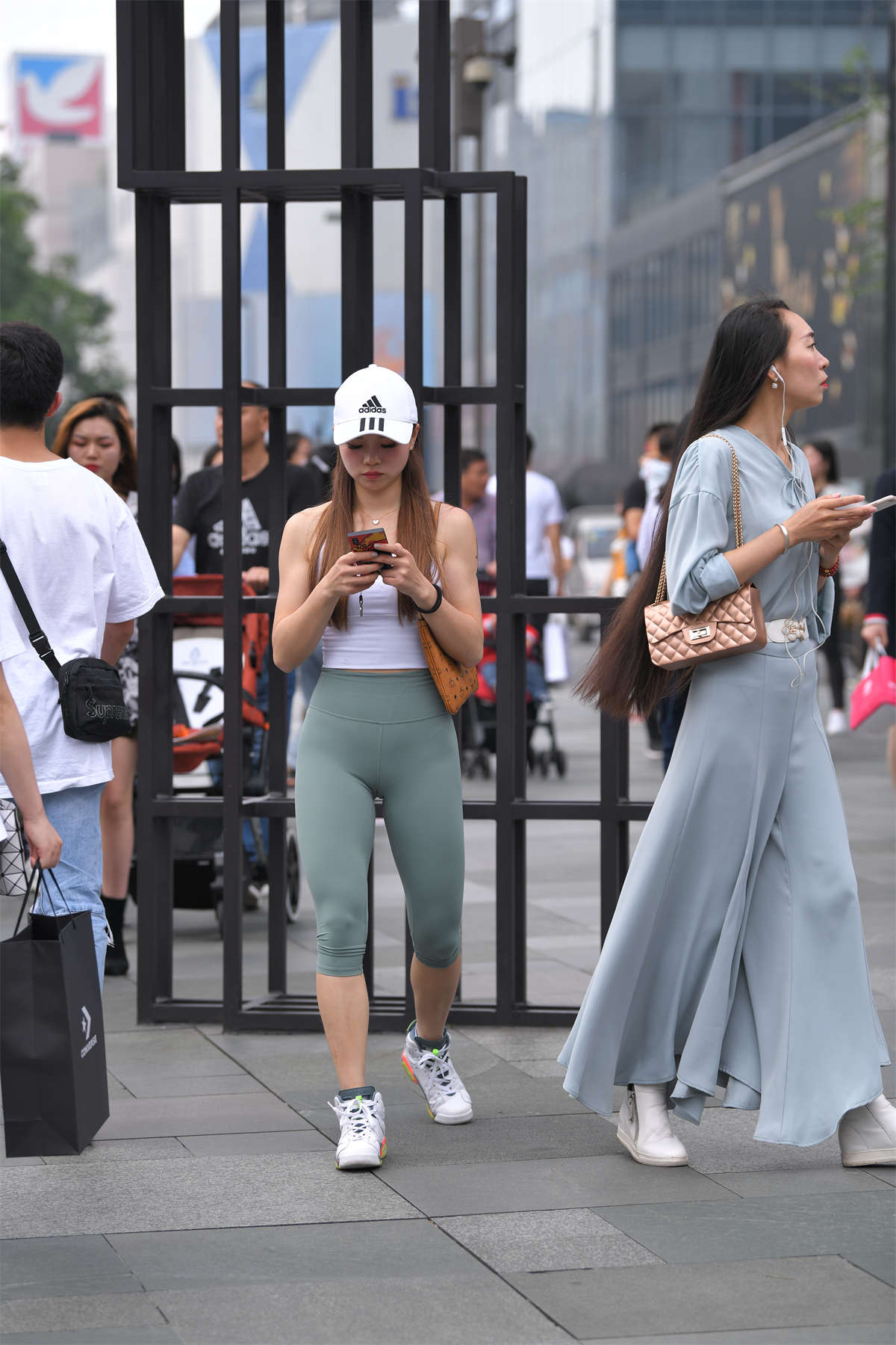 图片[2]-绿色紧身裤翘臀-日更街拍