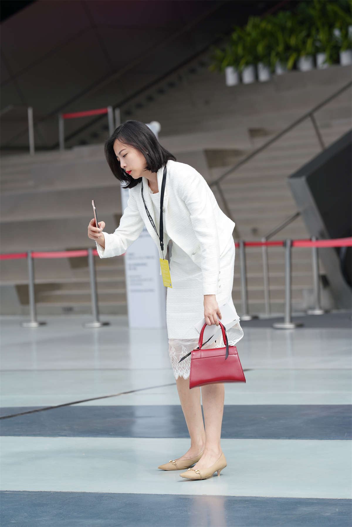 图片[2]-白色紧身包臀裙长西装-日更街拍