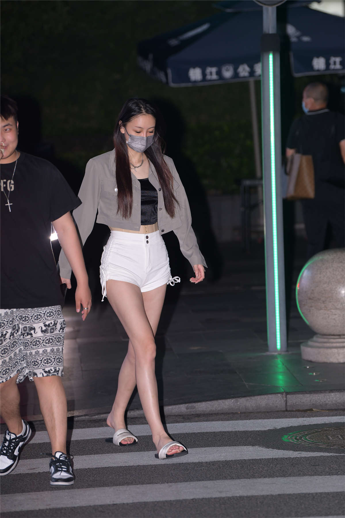 图片[2]-黑夜靓丽短裤-日更街拍
