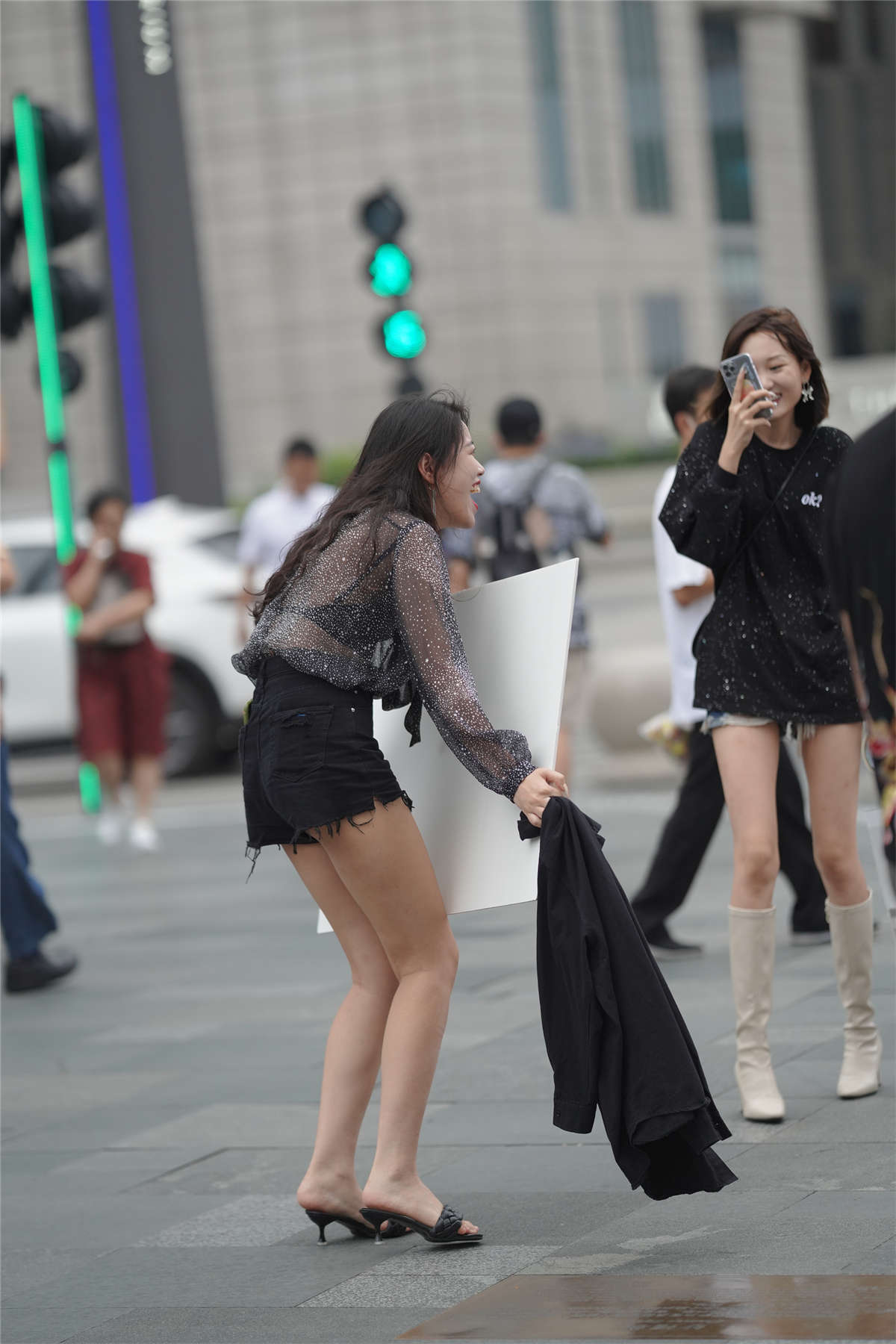 图片[2]-牛仔短裤笑开颜-日更街拍