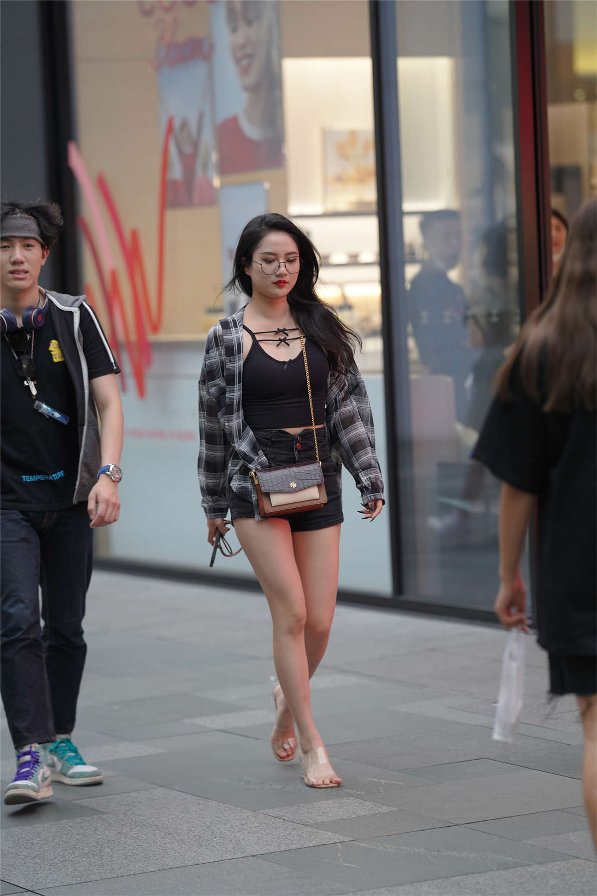 图片[2]-黑色热裤美腿凉高-日更街拍