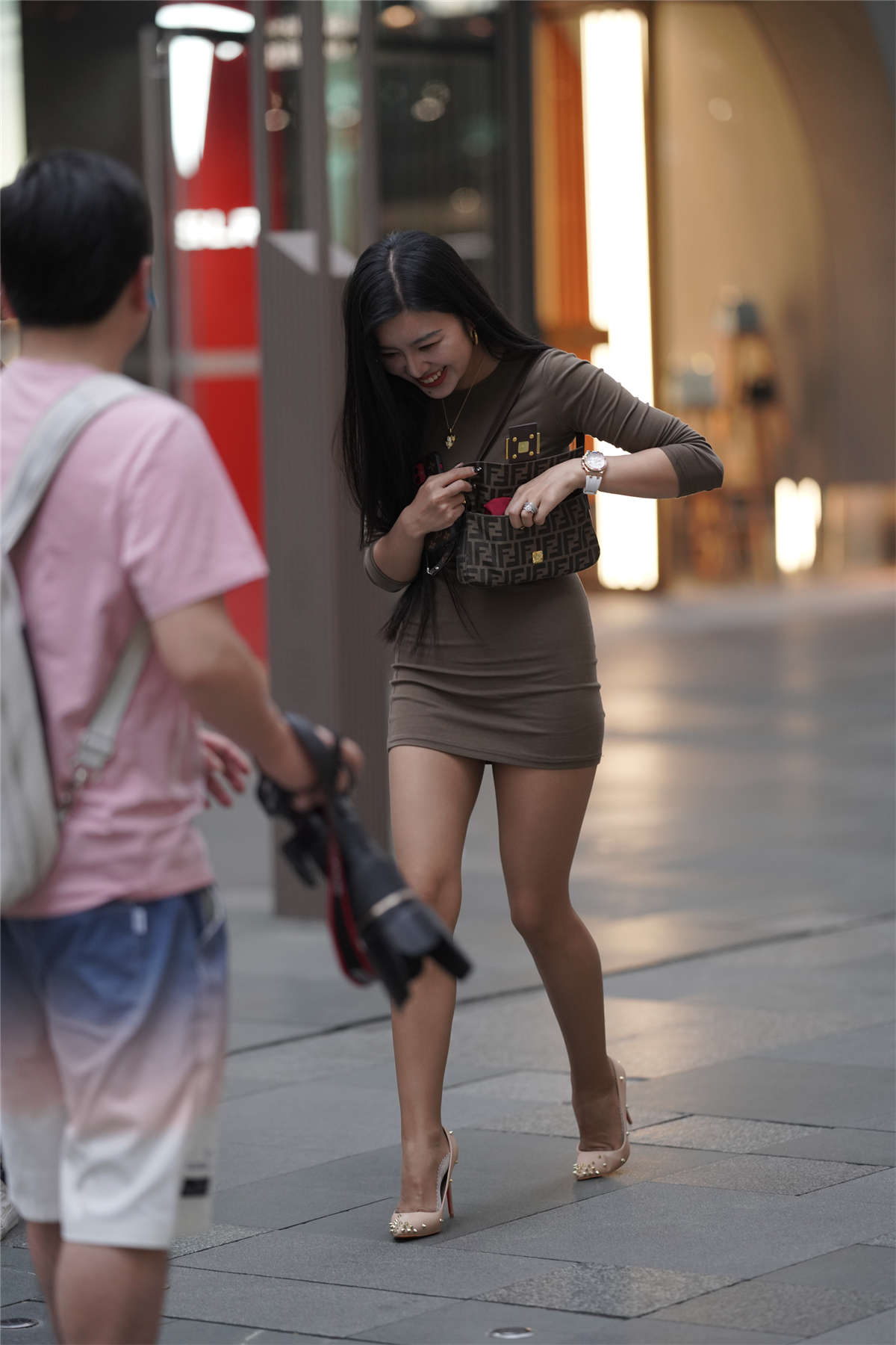 图片[2]-咖色紧身包臀裙咖丝-日更街拍