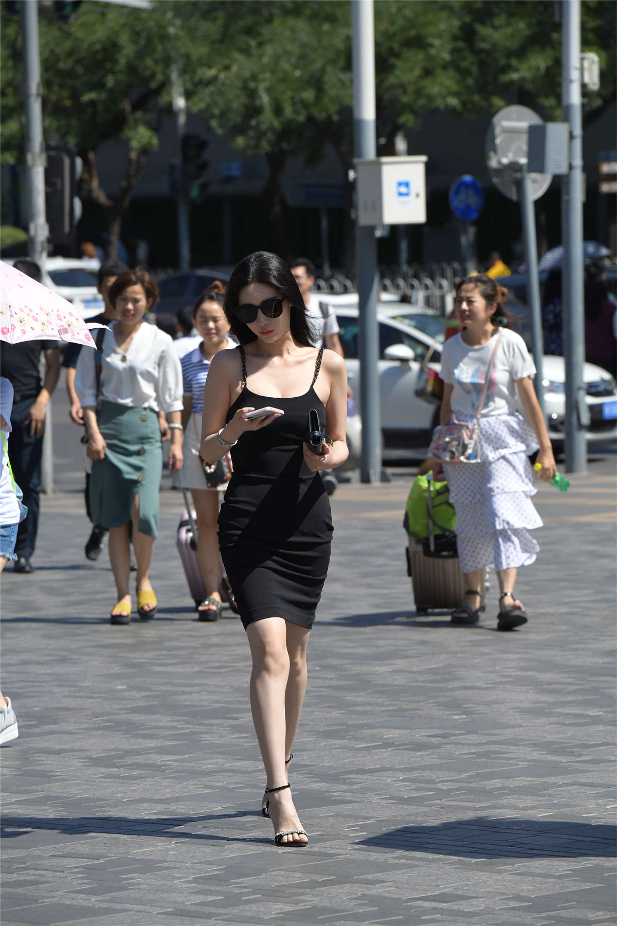 图片[2]-简约吊带裙-日更街拍