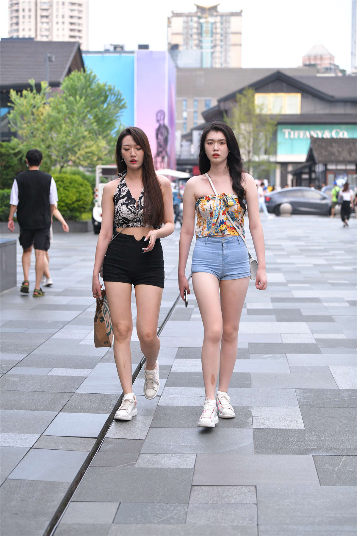 蓝色热裤黑色热裤美腿-日更街拍