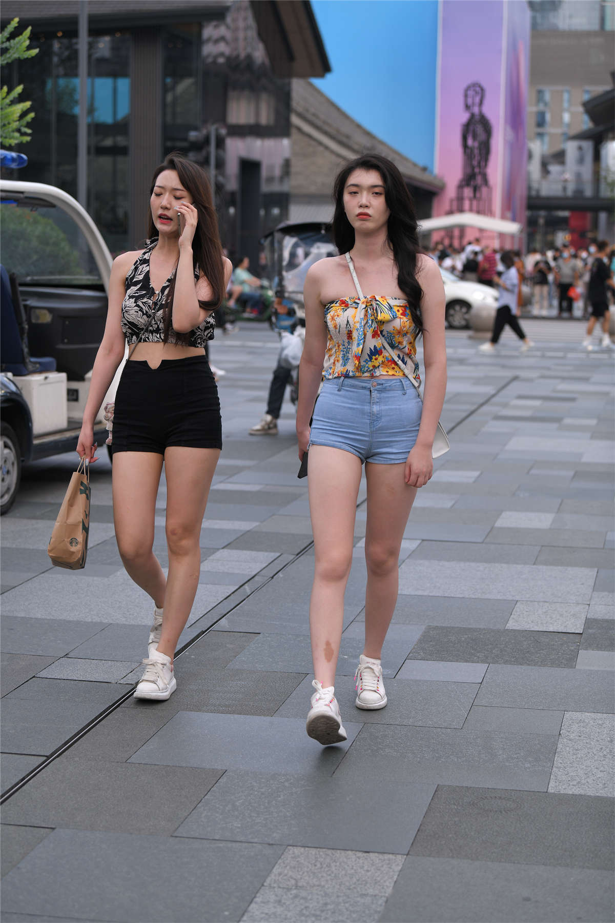 图片[2]-蓝色热裤黑色热裤美腿-日更街拍