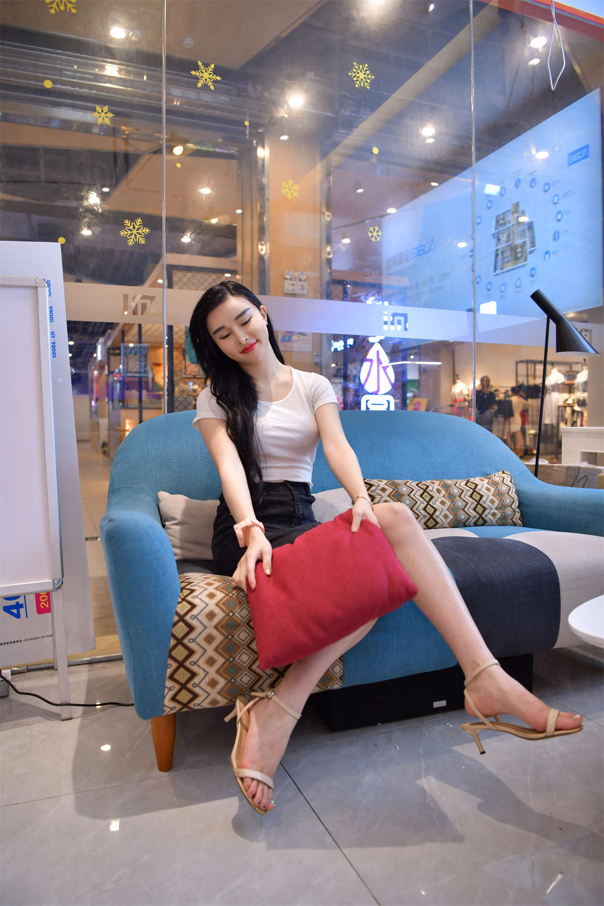 图片[2]-[魔镜原创摄影]小海街拍作品 喜欢小米产品的小姐姐很漂亮嘛-日更街拍