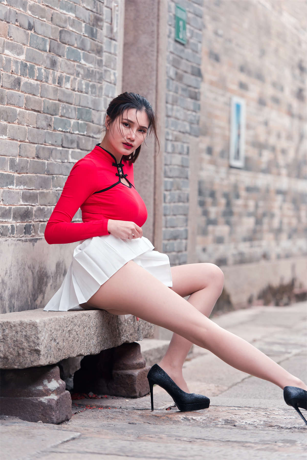 图片[2]-[魔镜原创摄影]御风街拍作品 红衣白裙极品丝足美女春光闹古村-日更街拍