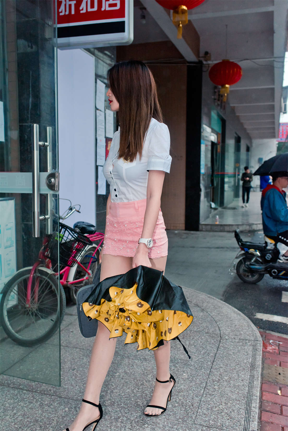 图片[2]-[魔镜原创摄影]御风街拍作品 极品短裙丝足的销售主管日常工作篇-日更街拍