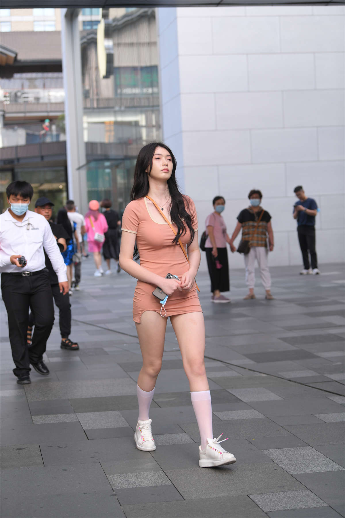 粉色紧身包臀裙中长袜-日更街拍