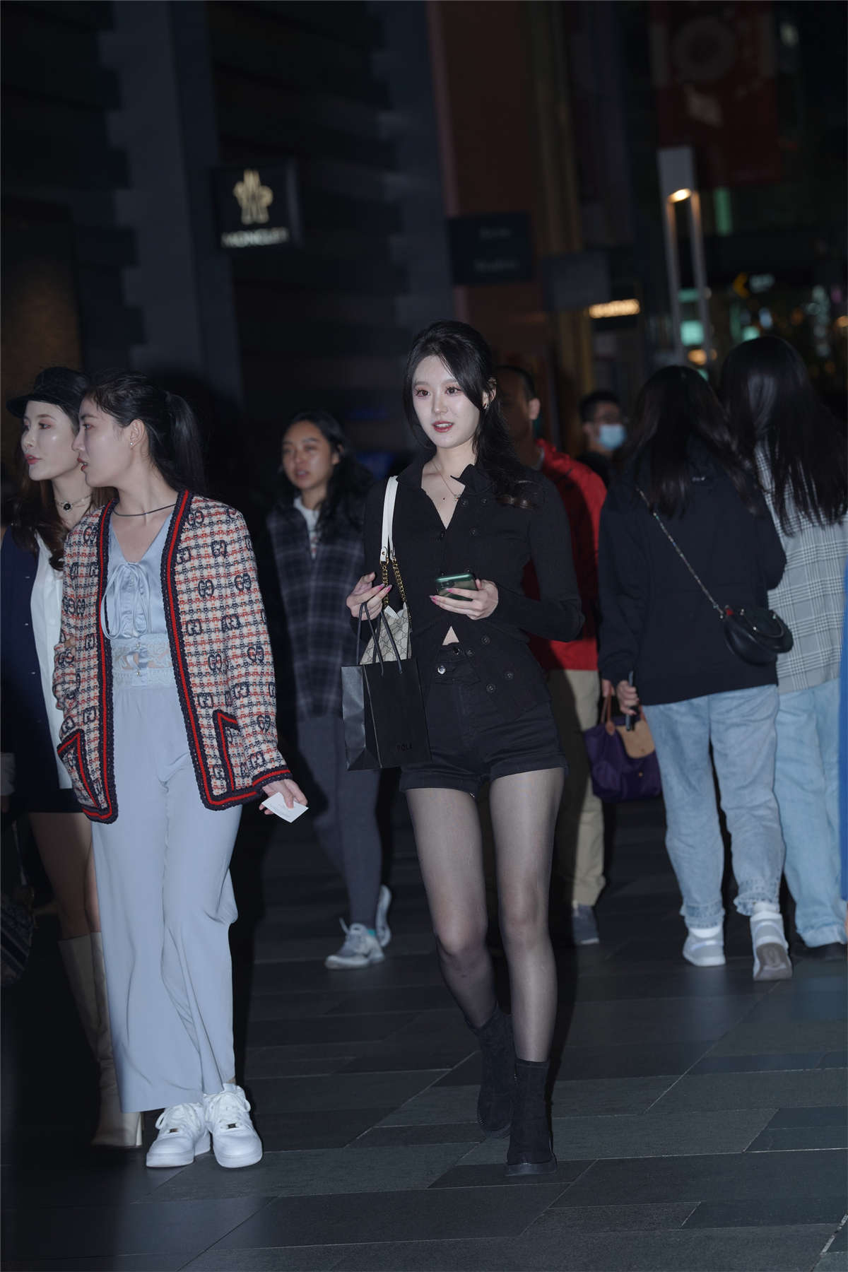 图片[2]-黑色热裤短靴黑丝-日更街拍