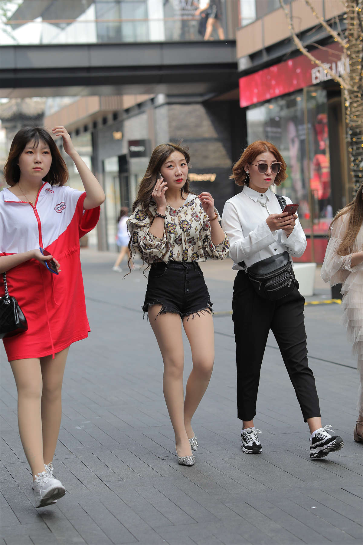 图片[2]-黑色热裤肉丝美腿高跟-日更街拍