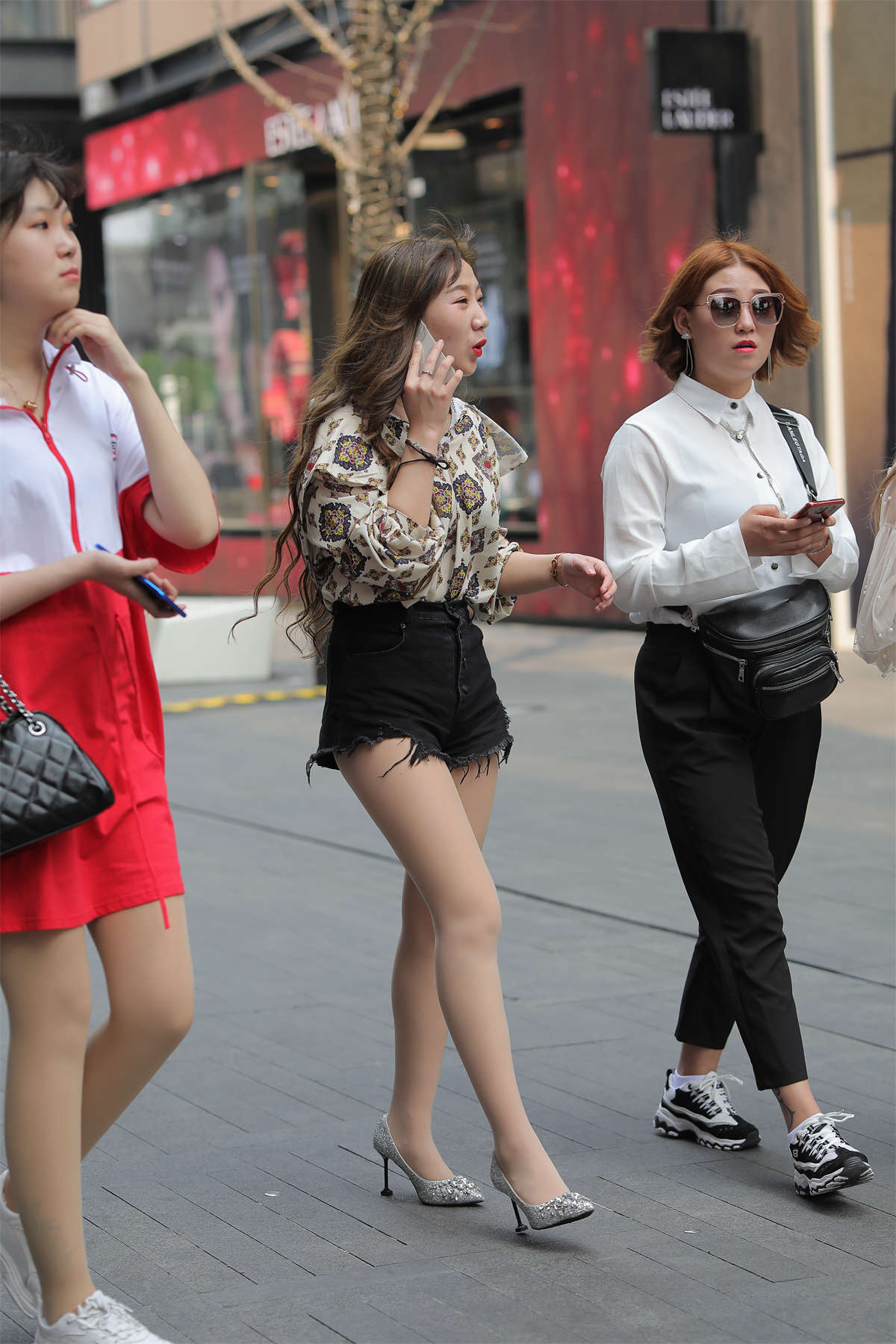 黑色热裤肉丝美腿高跟-日更街拍