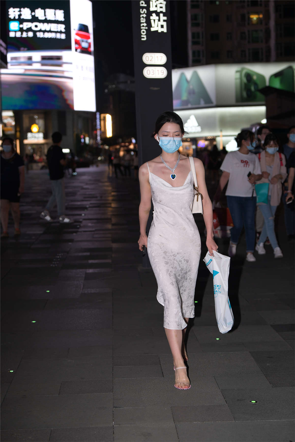 图片[2]-诱人长裙少妇-日更街拍