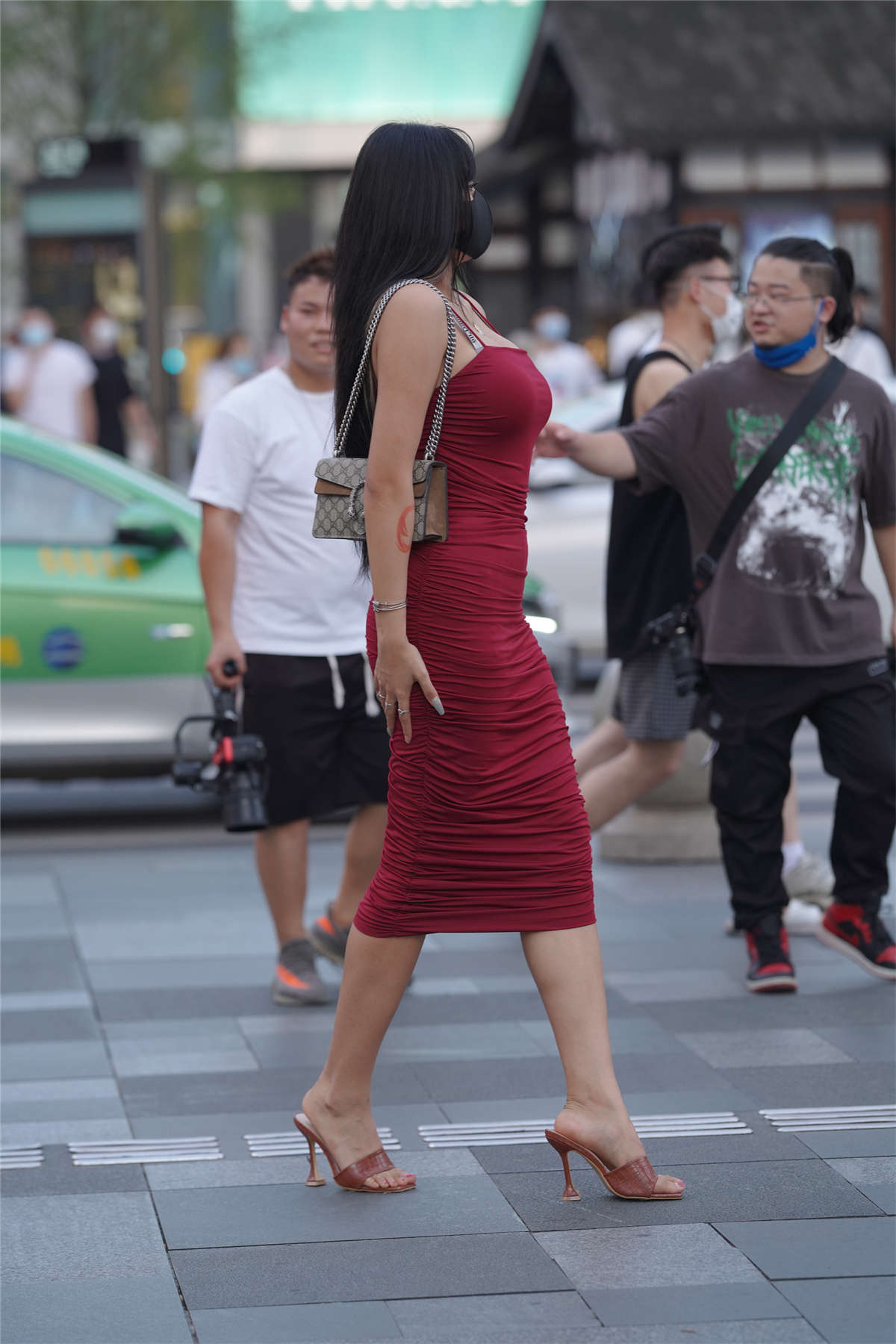 红色紧身包臀裙凉高美胸-日更街拍