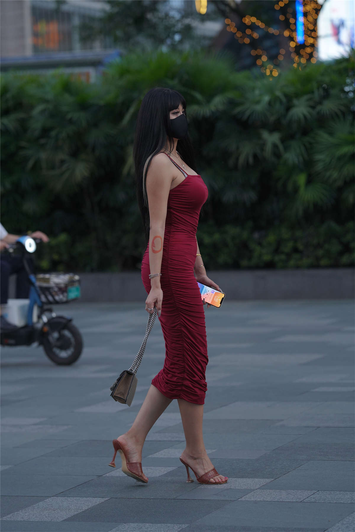 图片[2]-红色紧身包臀裙凉高美胸-日更街拍