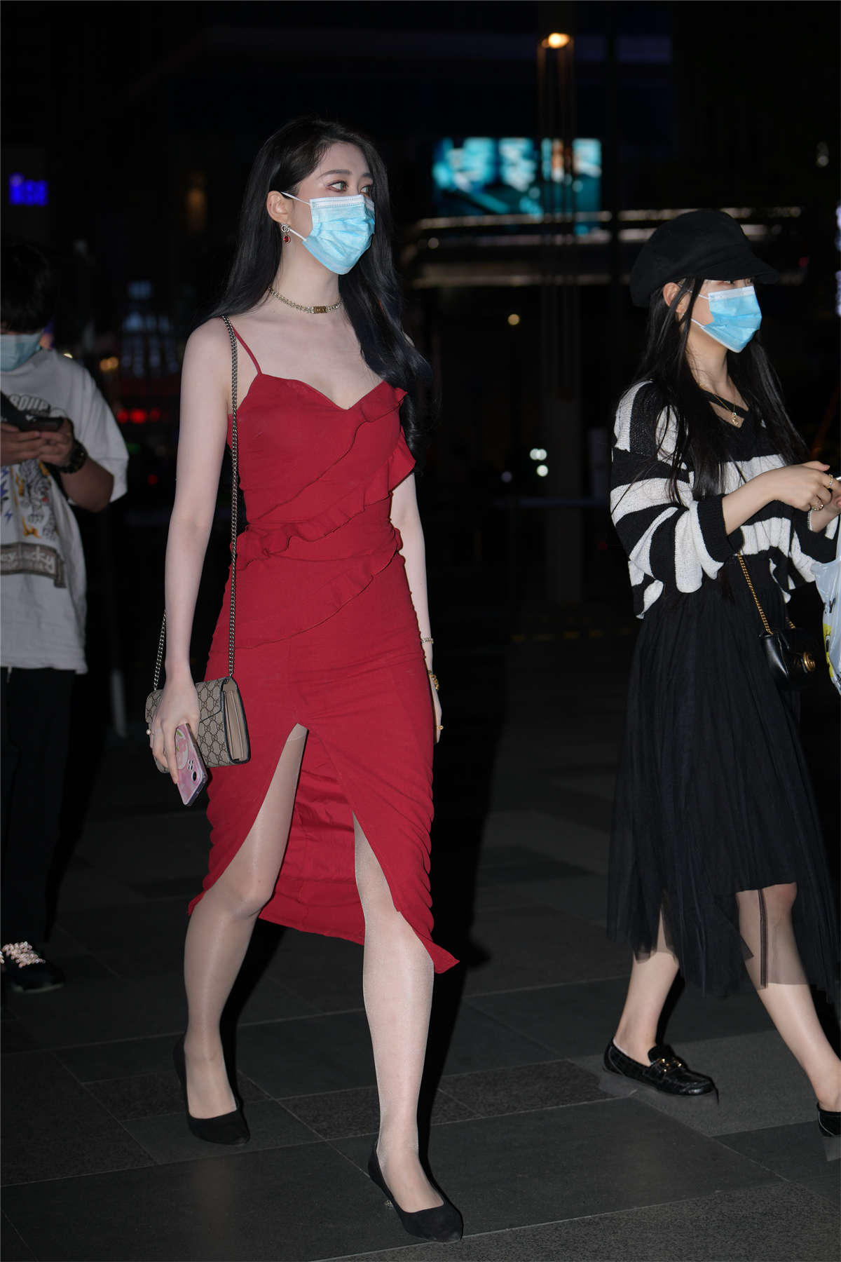 图片[2]-红色吊带长裙-日更街拍