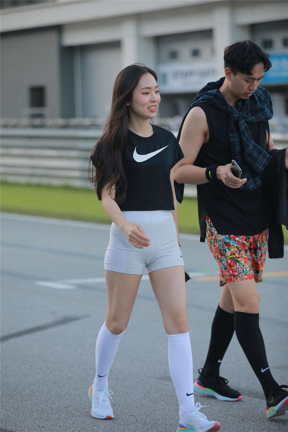 图片[2]-白色热裤美腿-日更街拍