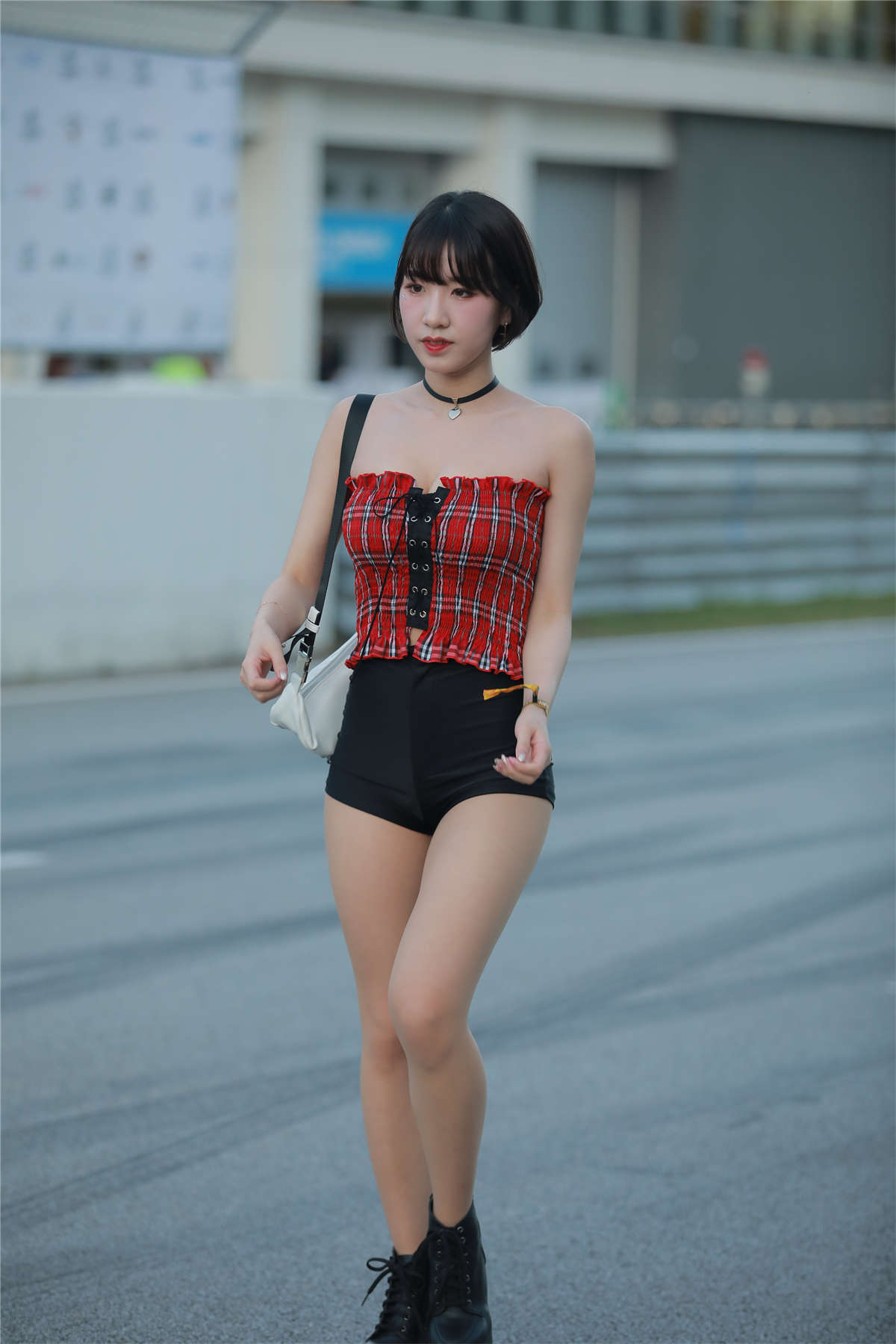 图片[2]-黑色热裤白嫩美腿-日更街拍