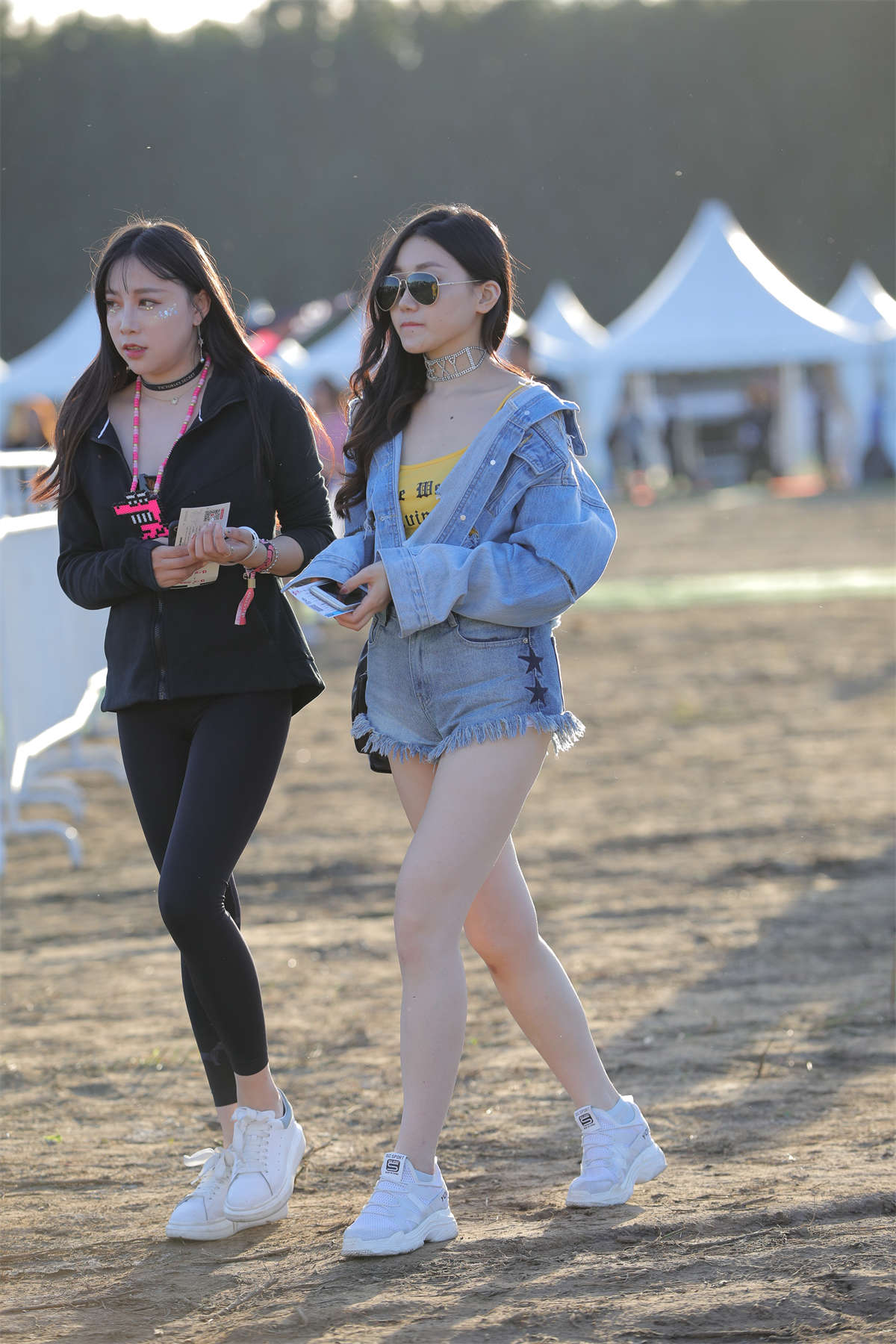 图片[2]-蓝色热裤美腿-日更街拍