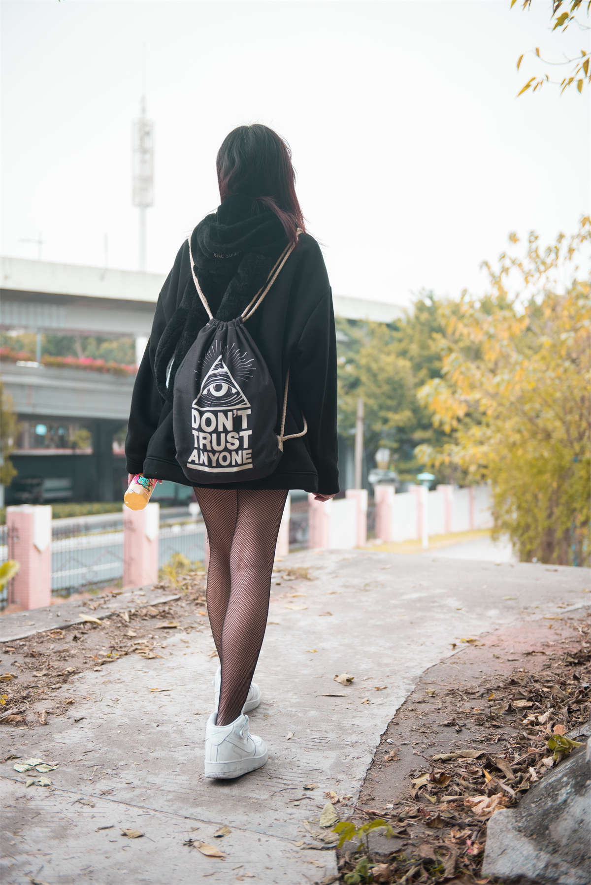 图片[2]-[魔镜原创摄影]小透明DK街拍作品 好奇心重的网袜少女-日更街拍