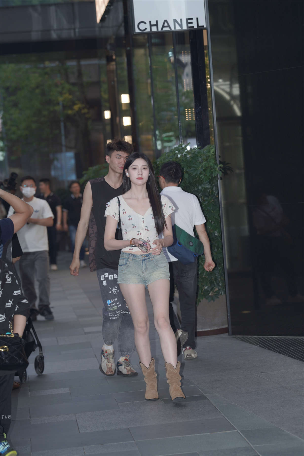 图片[2]-牛仔短裤长发妹-日更街拍