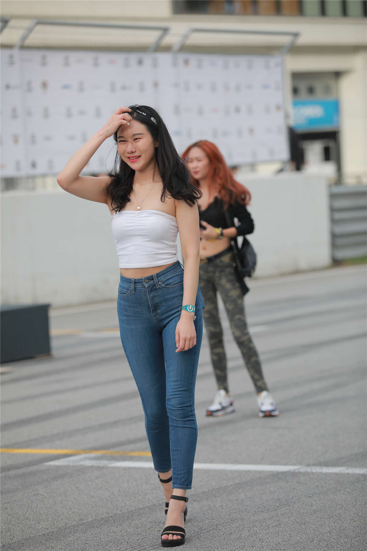 图片[2]-蓝色紧牛美腿-日更街拍