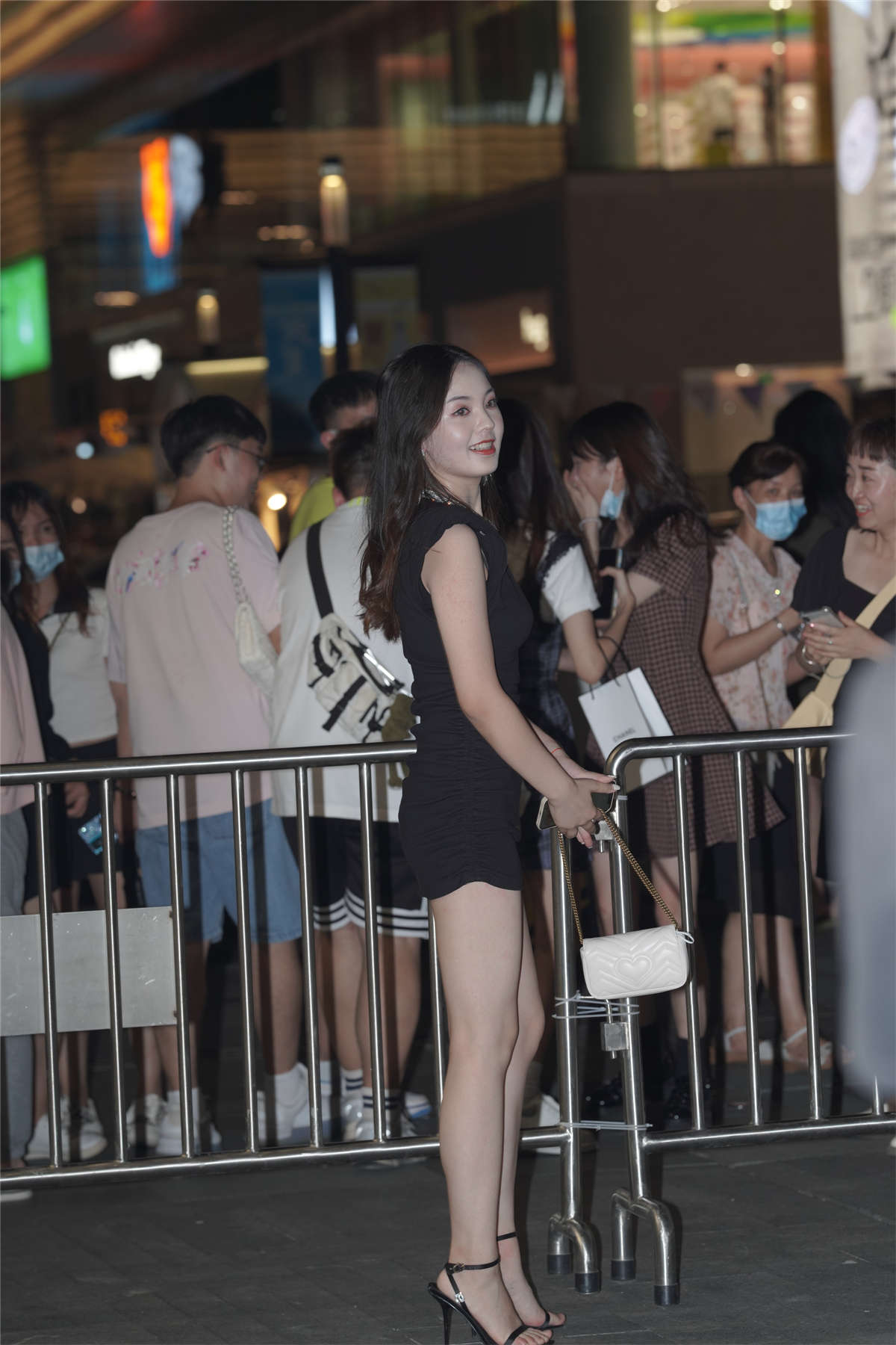 简约优雅黑裙-日更街拍