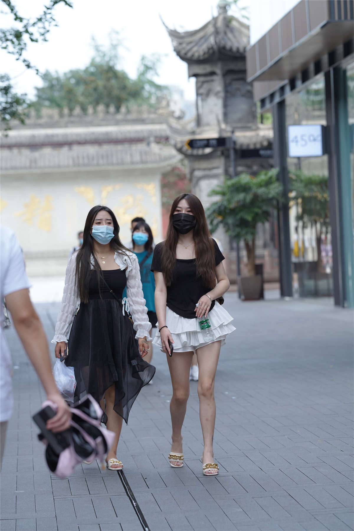 图片[2]-高跟美腿白裙-日更街拍