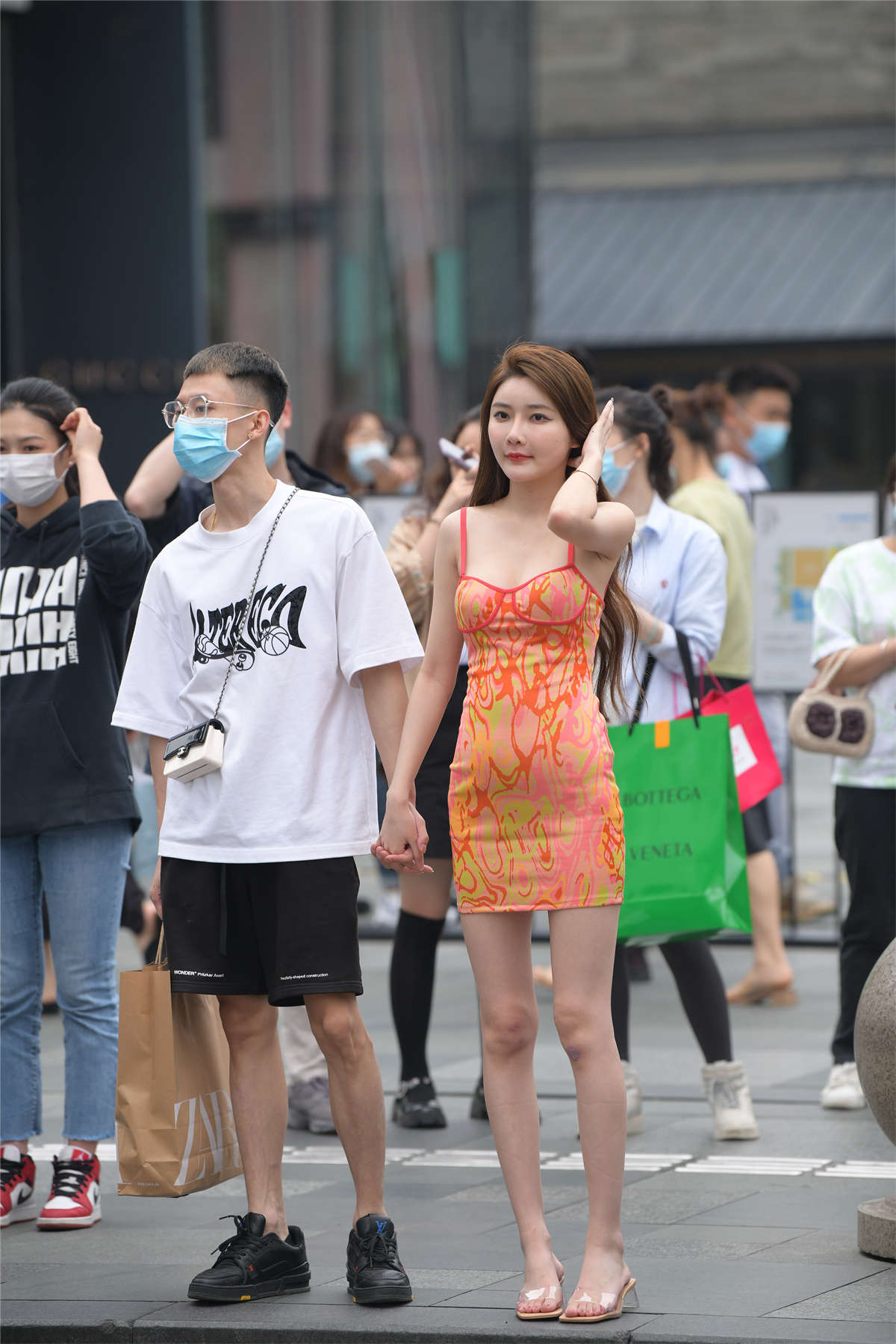 图片[2]-艳丽吊带裙-日更街拍