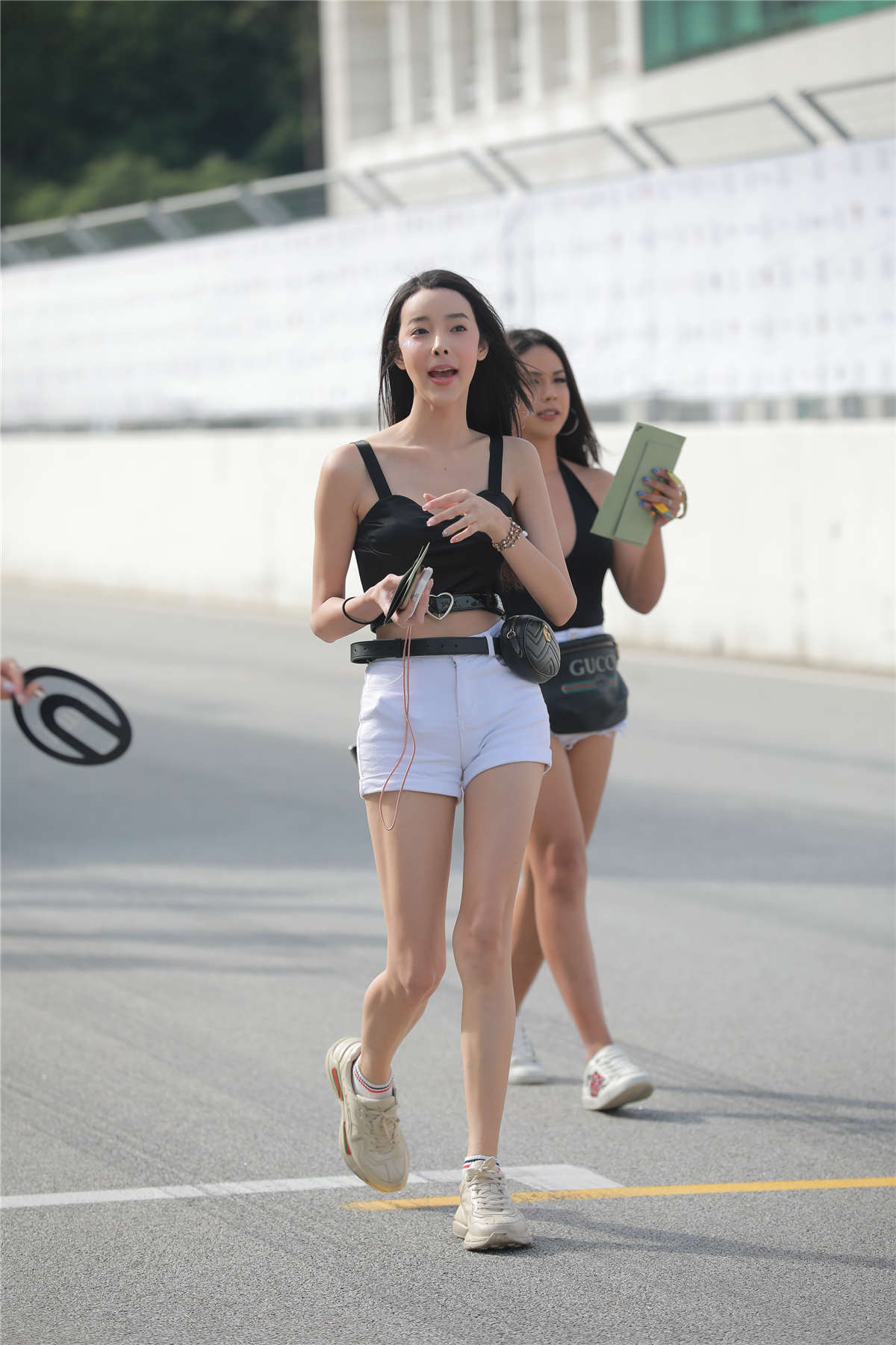 图片[2]-白色热裤香肩美腿-日更街拍