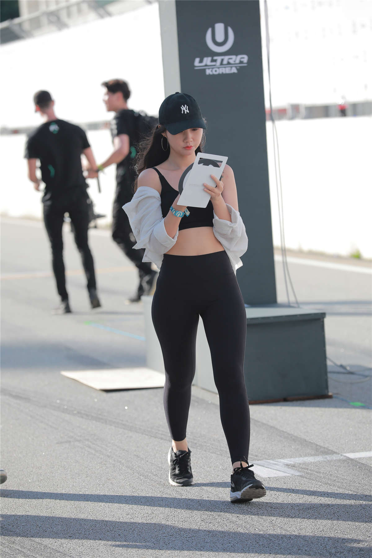 图片[2]-黑色紧身裤香肩-日更街拍