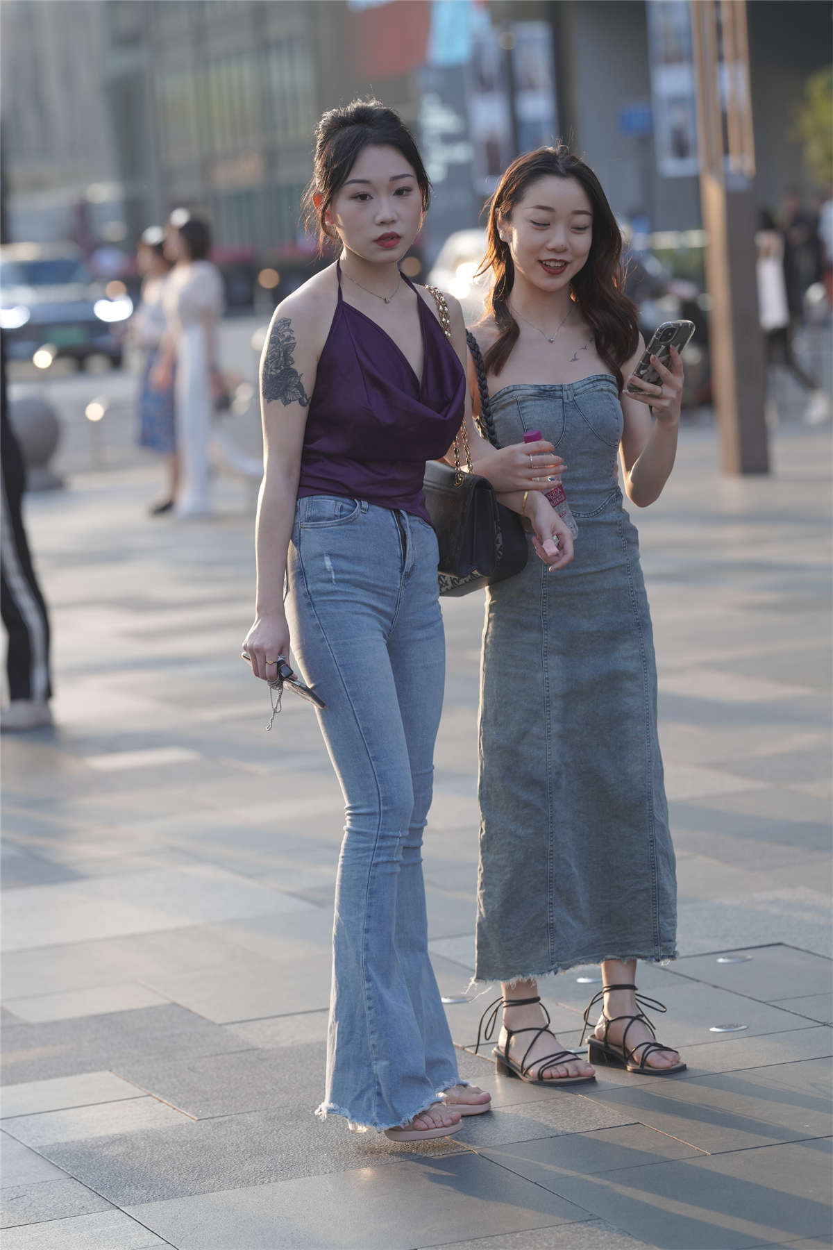 图片[2]-高挑喇叭牛仔裤-日更街拍