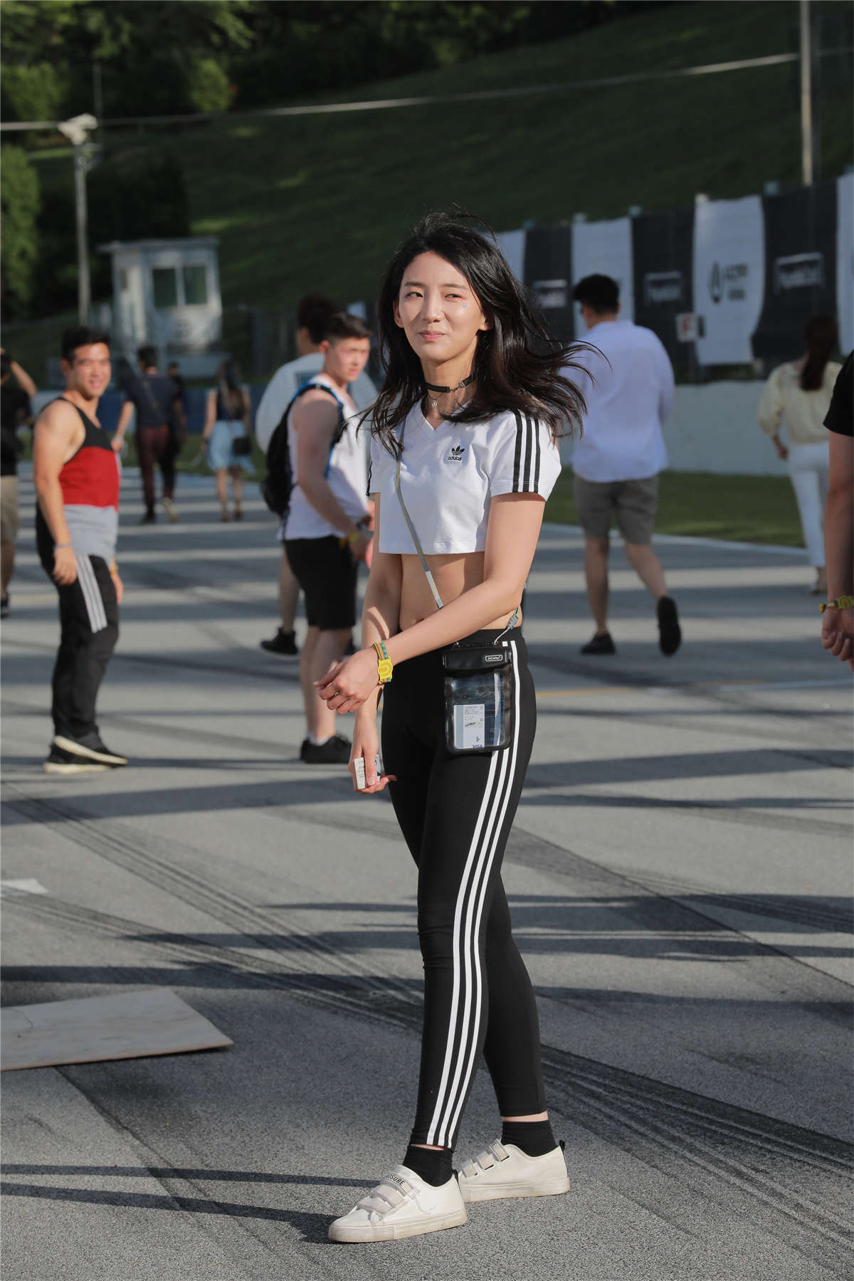 图片[2]-黑色紧身裤小蛮腰-日更街拍