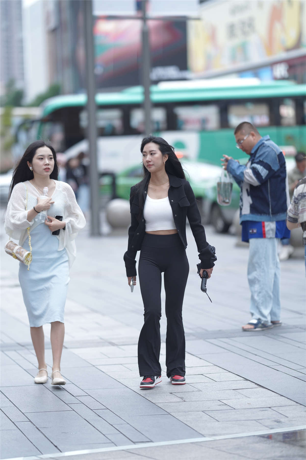 图片[2]-黑白搭配好身材-日更街拍