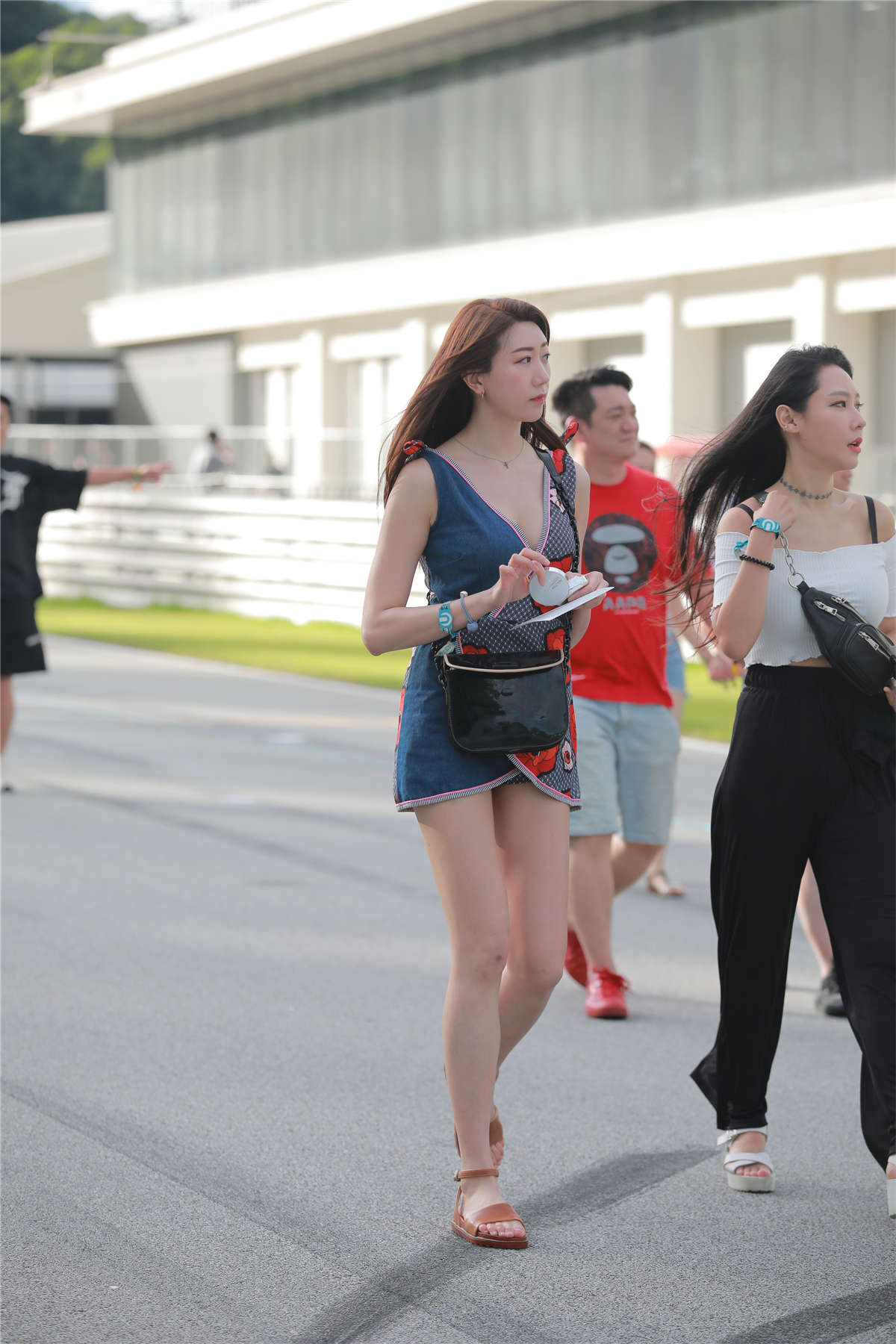 图片[2]-花色短裙美腿-日更街拍