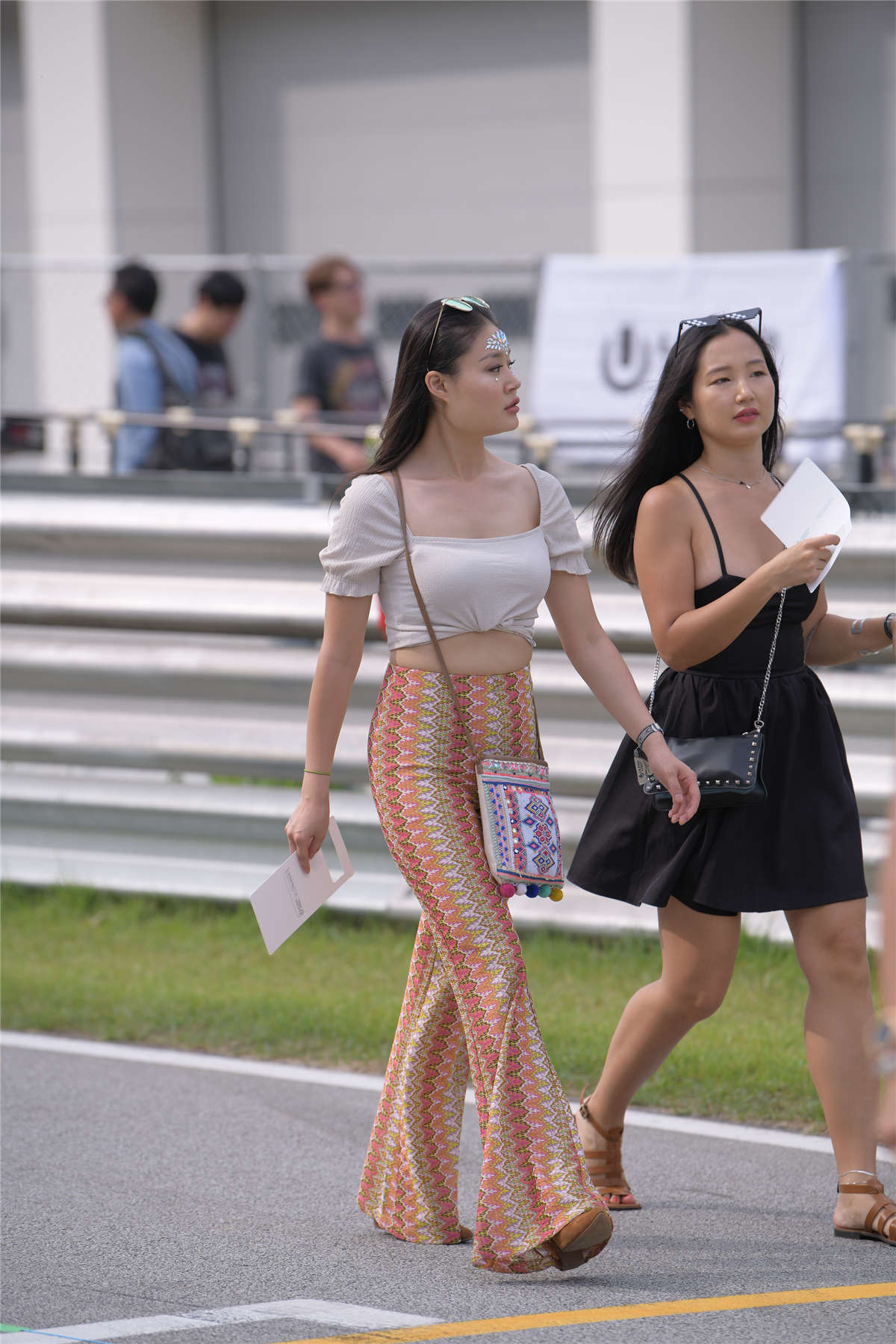 图片[2]-花色喇叭裤-日更街拍