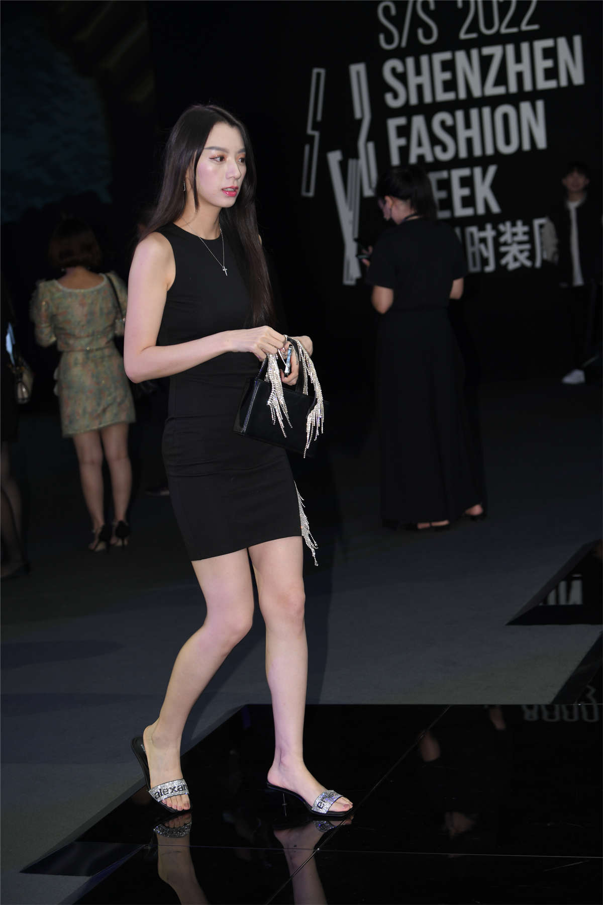 图片[2]-简约黑色吊带裙-日更街拍