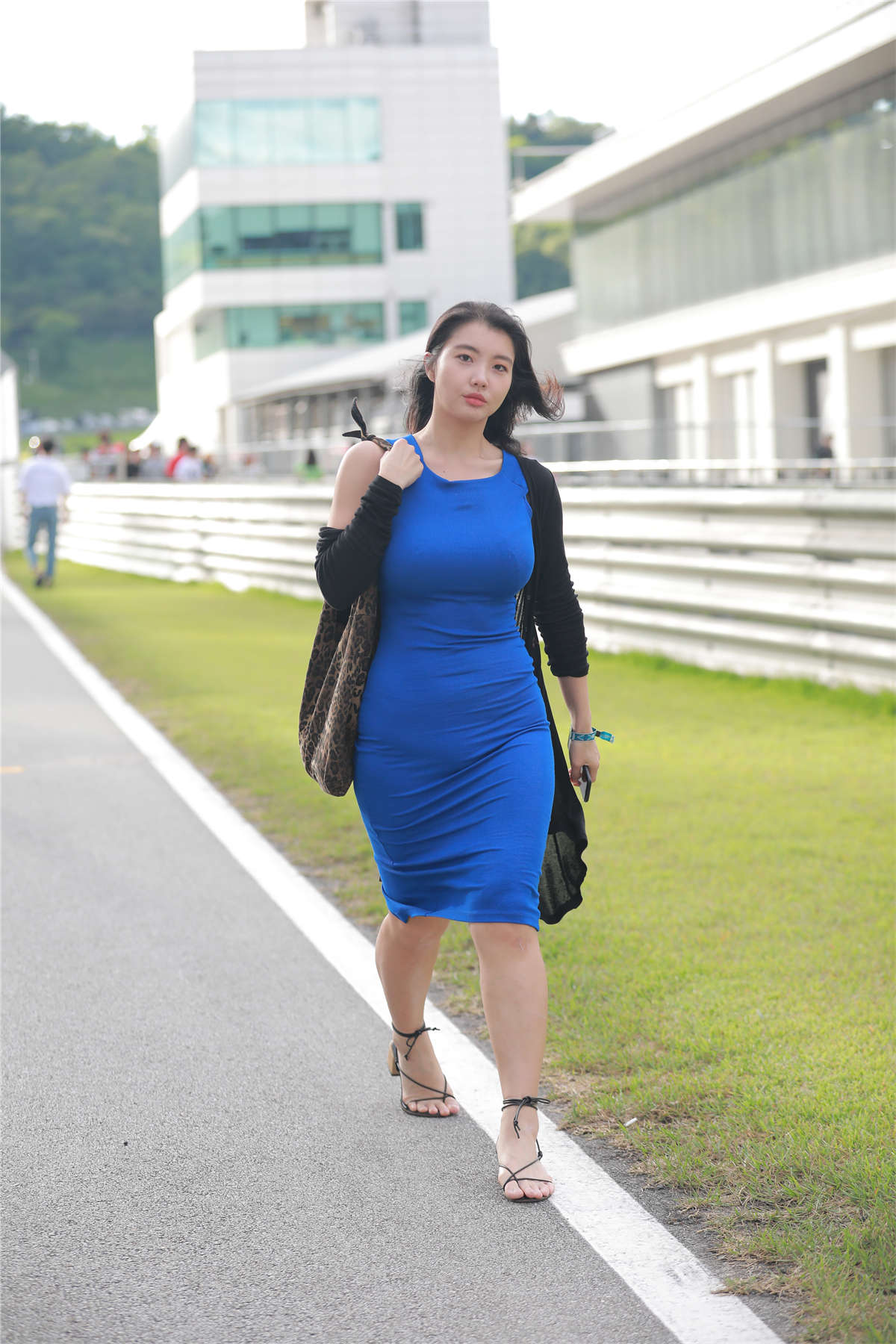 图片[2]-蓝色紧身包臀裙短-日更街拍