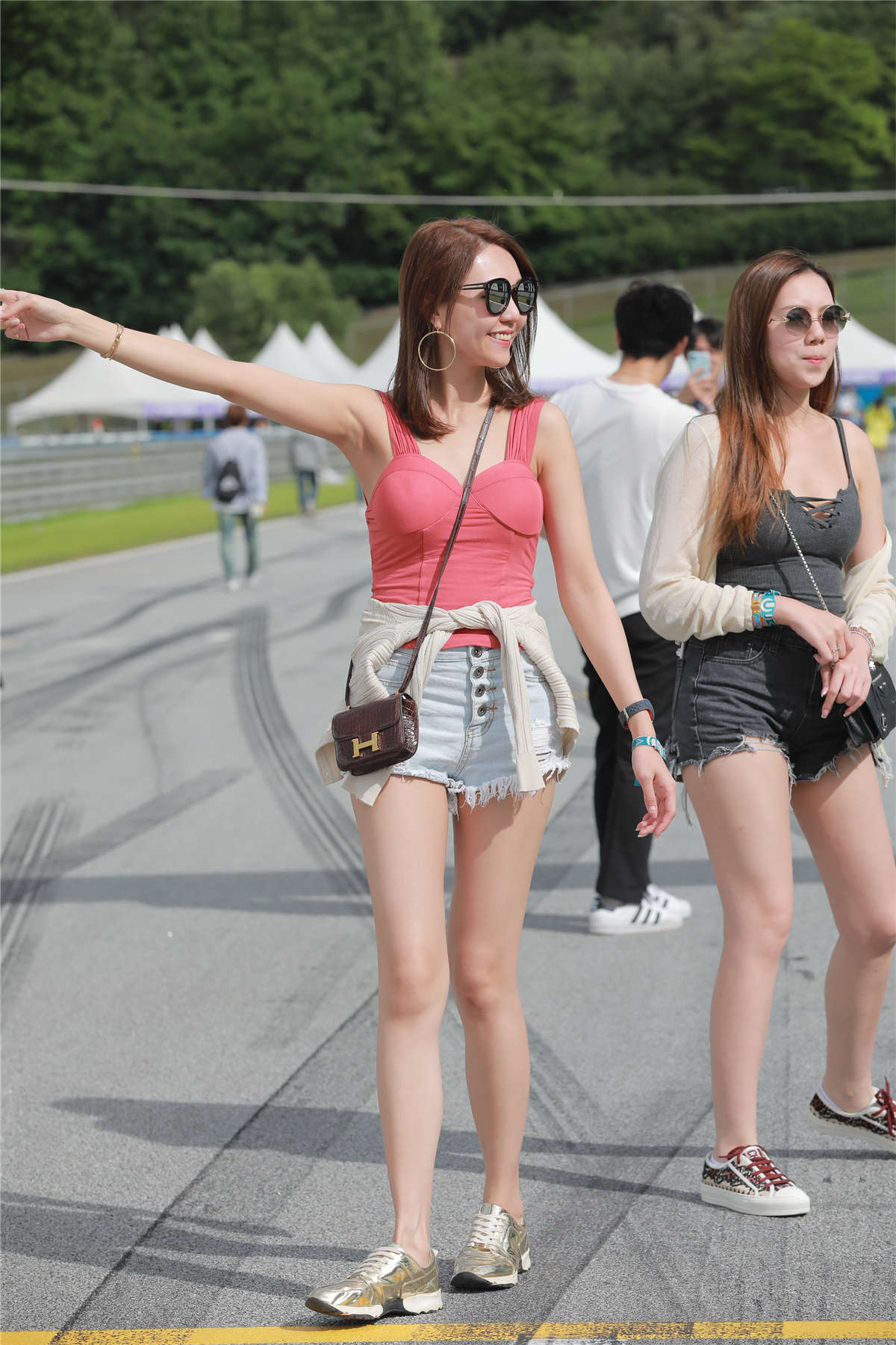 图片[2]-蓝色热裤美腿美背-日更街拍