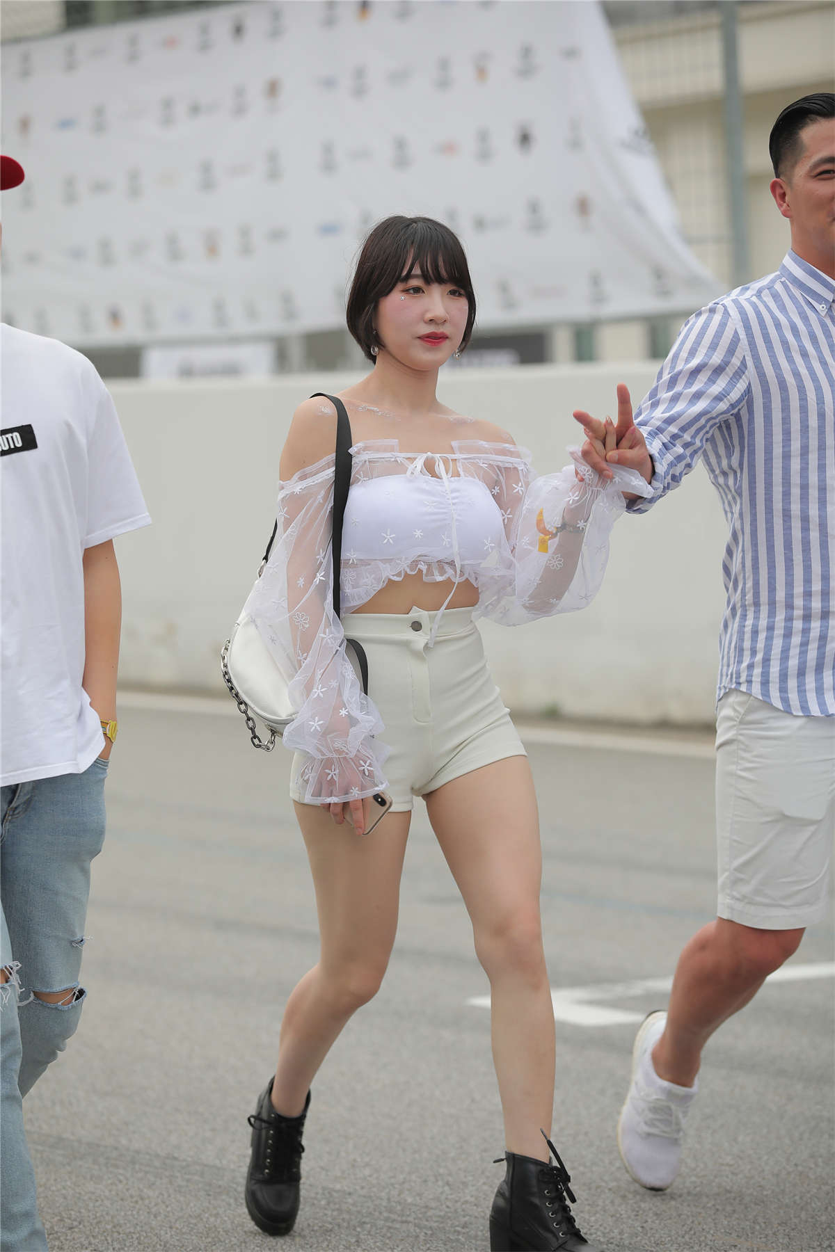 图片[2]-白色热裤短靴美腿-日更街拍