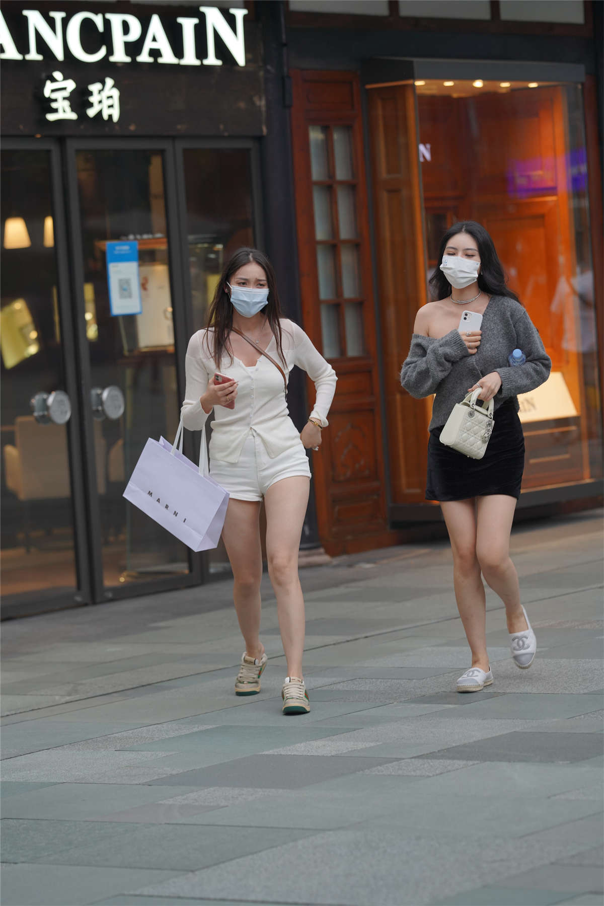 图片[2]-白色热裤小姐姐-日更街拍